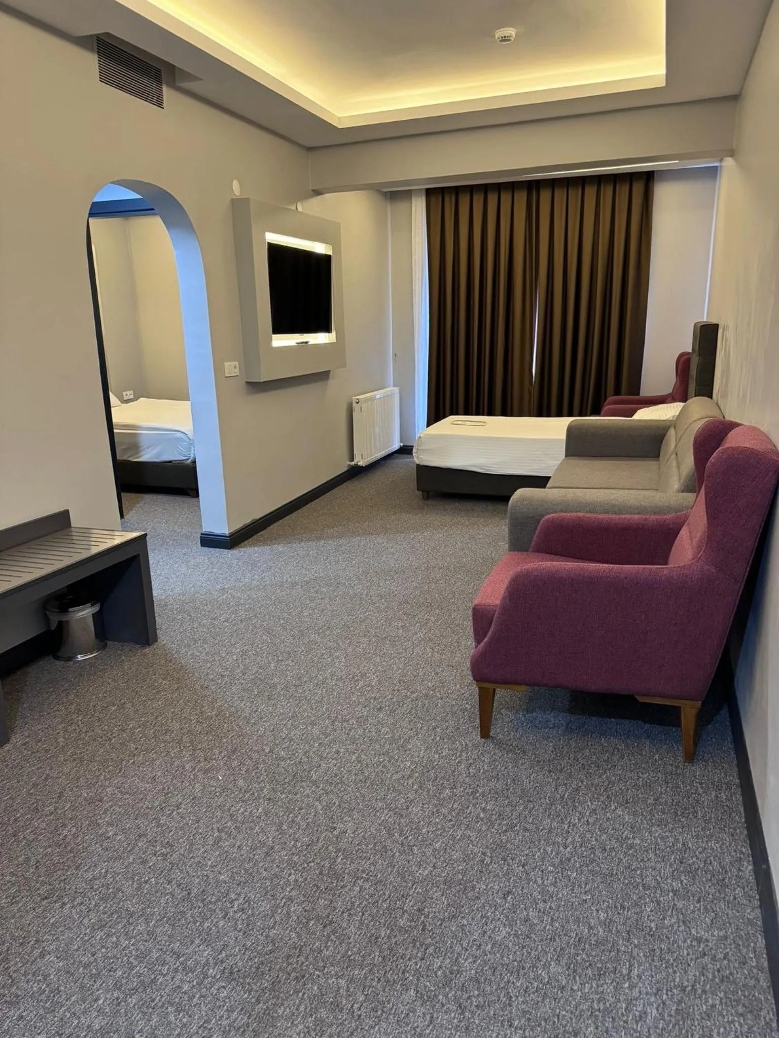 TV and multimedia, Bed in Gardan Hotel