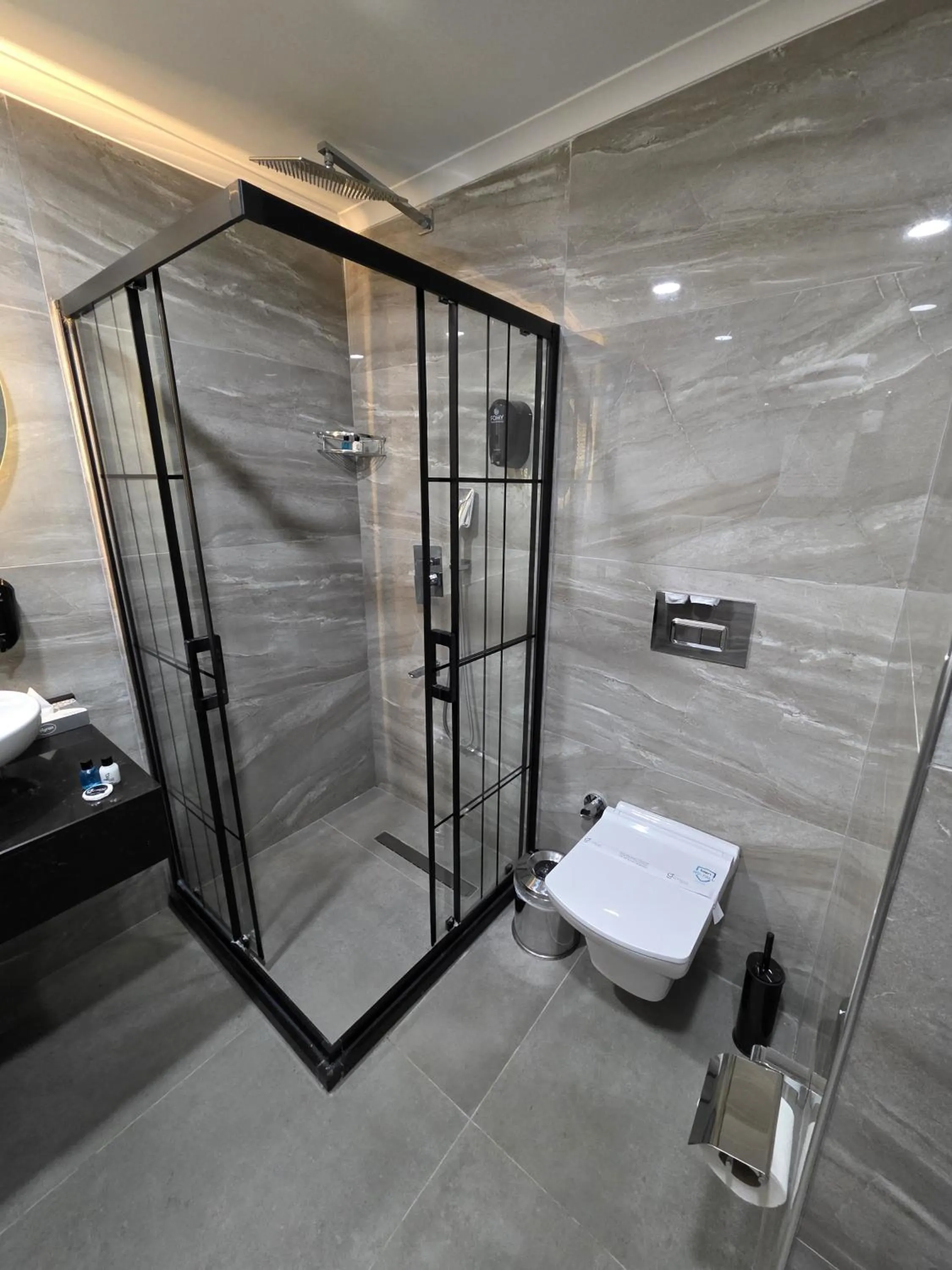 Shower in Gardan Hotel