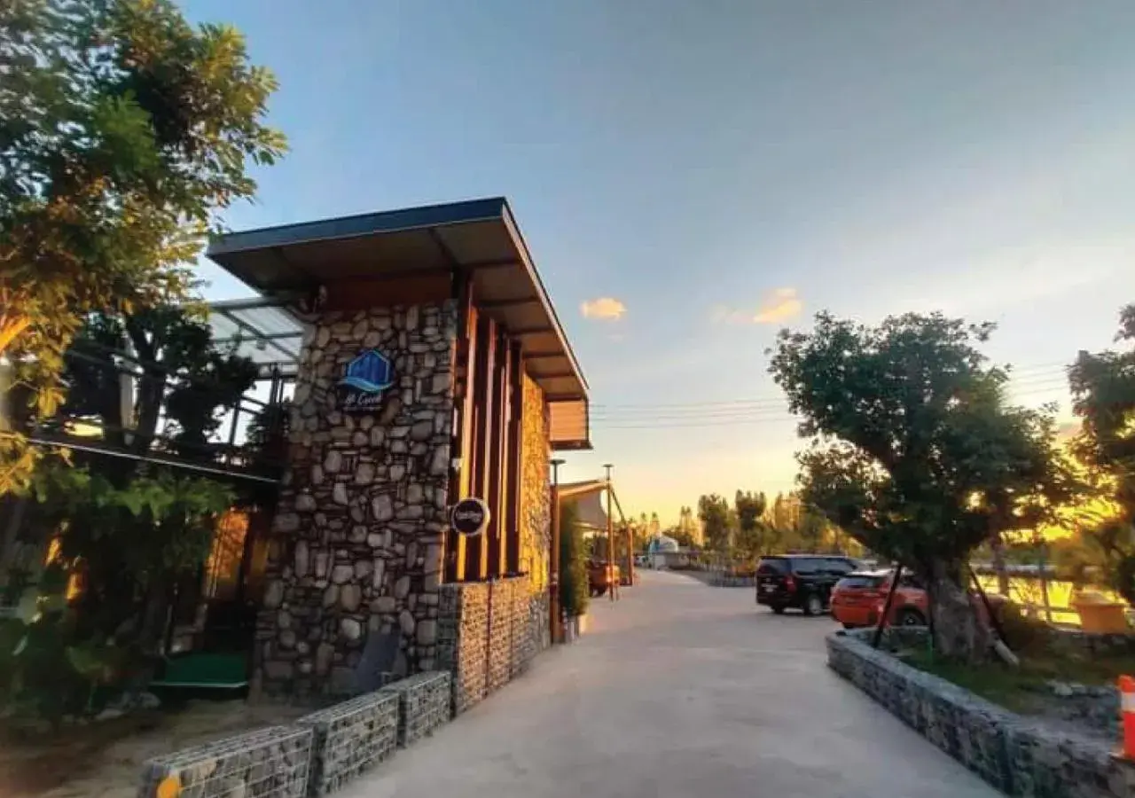 Property building in Hi Creek Resort Property building in Hi Creek Resort