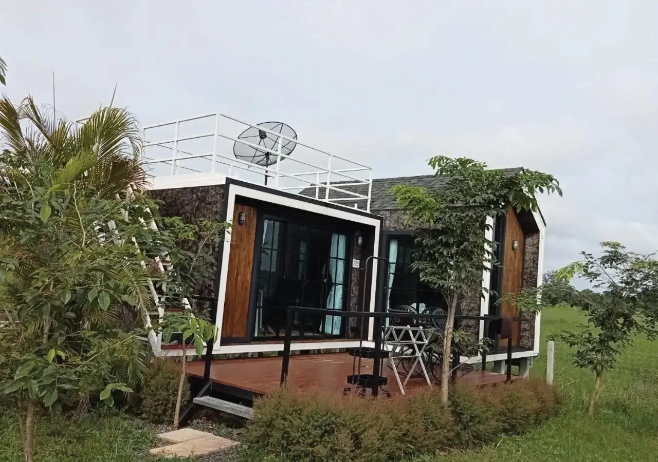 Property building in Hi Creek Resort Property building in Hi Creek Resort