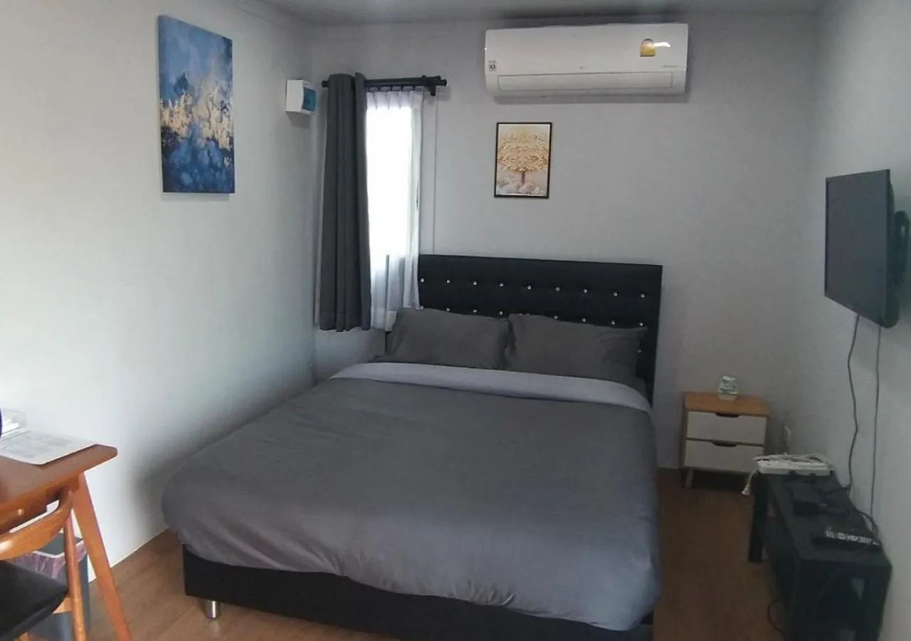 Communal lounge/ TV room in Hi Creek Resort