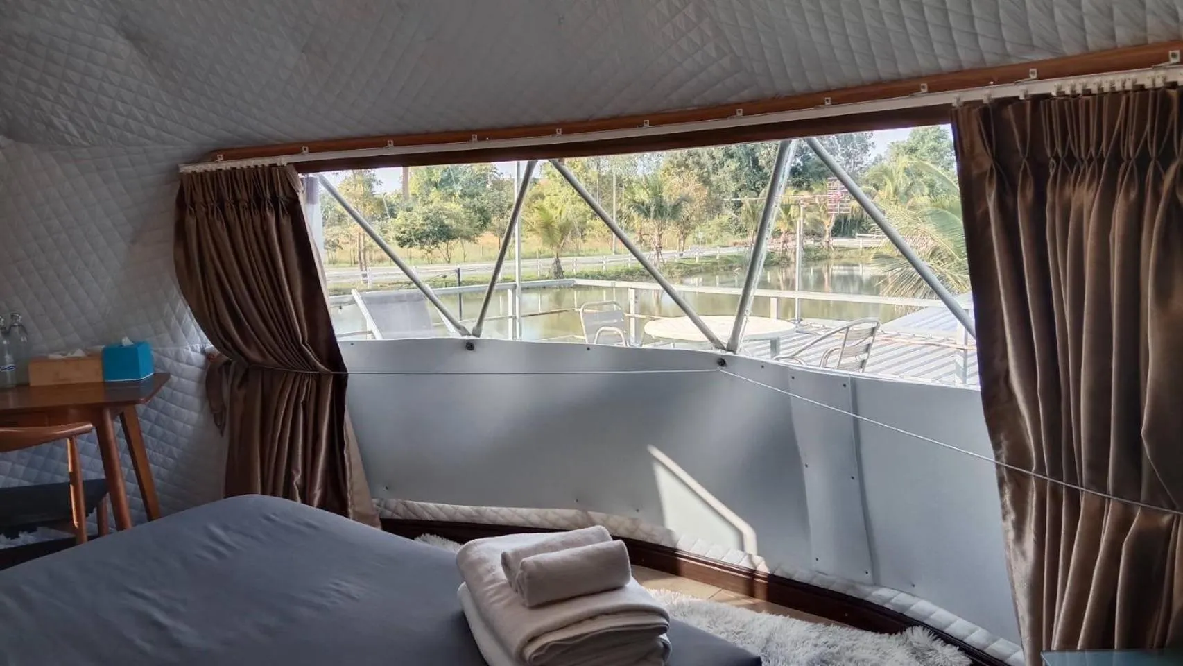 Bed in Hi Creek Resort