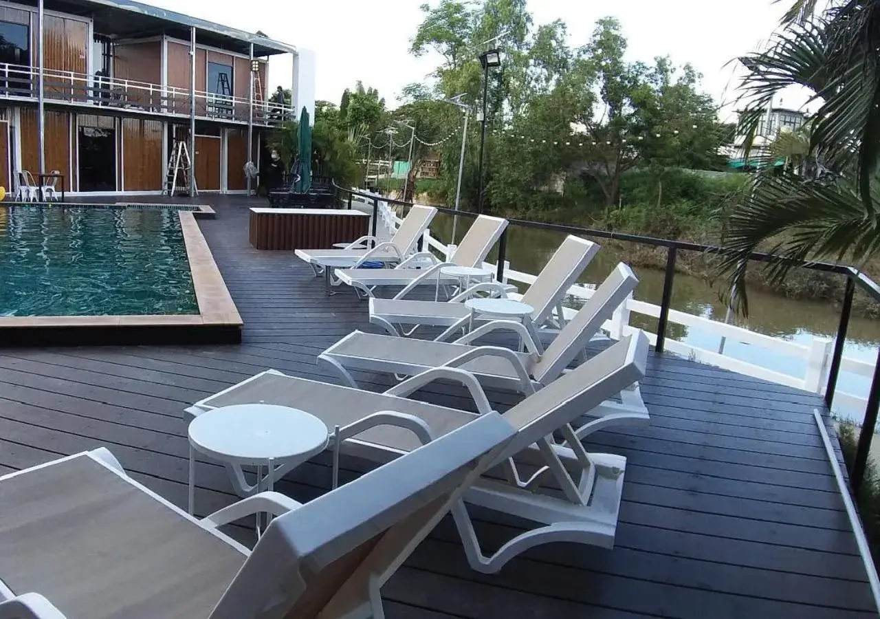 Property building in Hi Creek Resort Property building in Hi Creek Resort