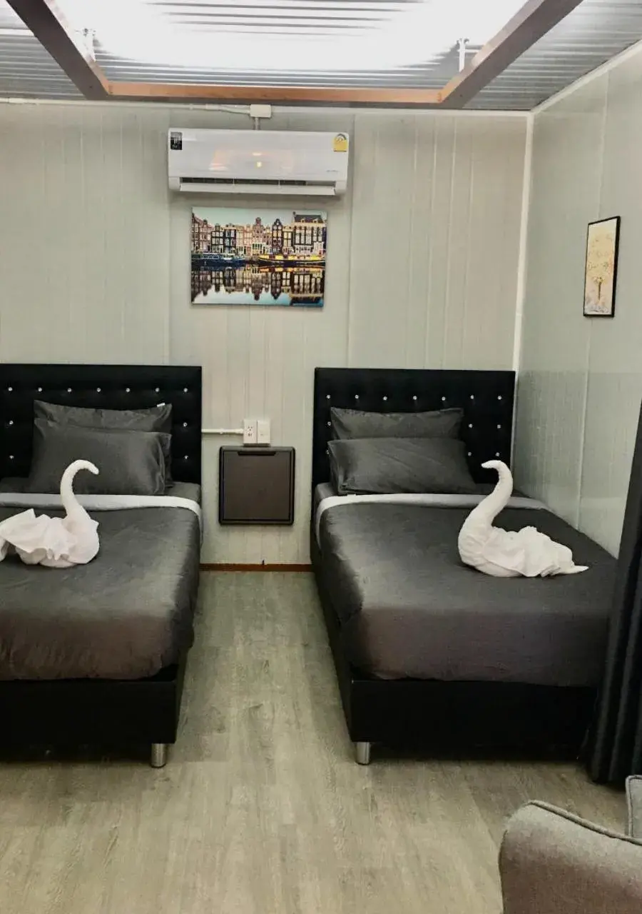 Twin Room with Pool View in Hi Creek Resort Twin Room with Pool View in Hi Creek Resort