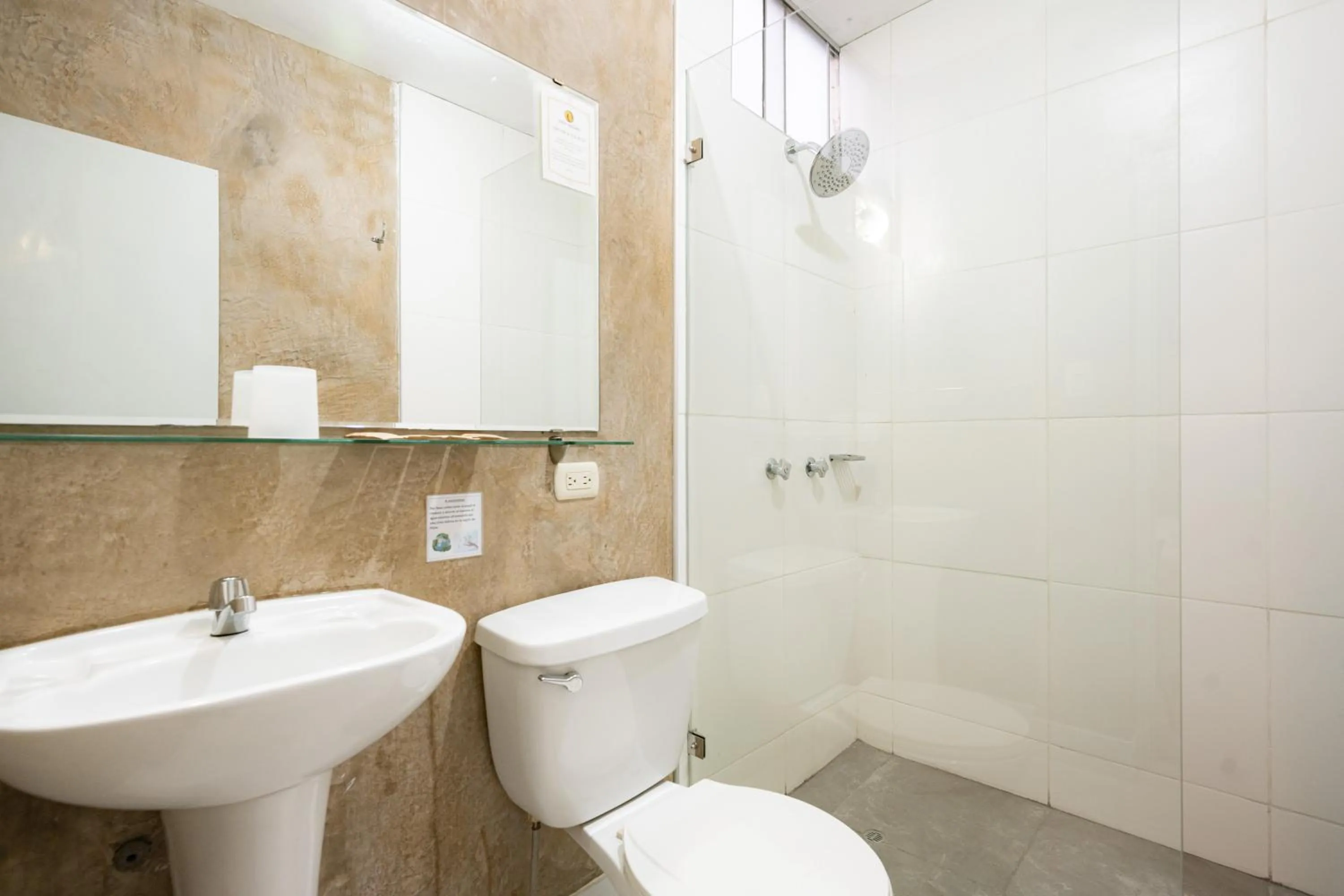 Shower in Hotel Oro Negro