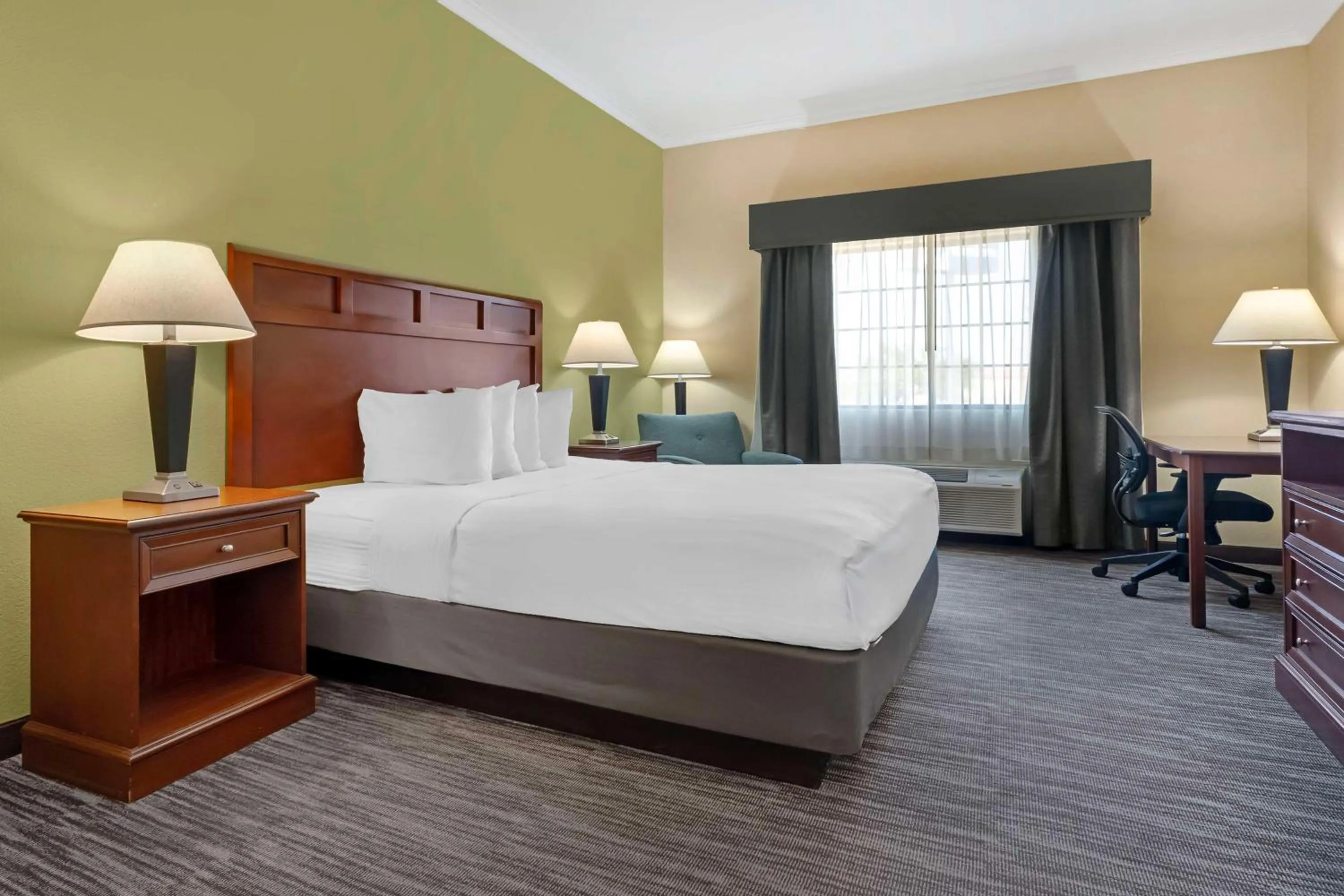 Bedroom, Bed in Best Western Hebbronville Inn