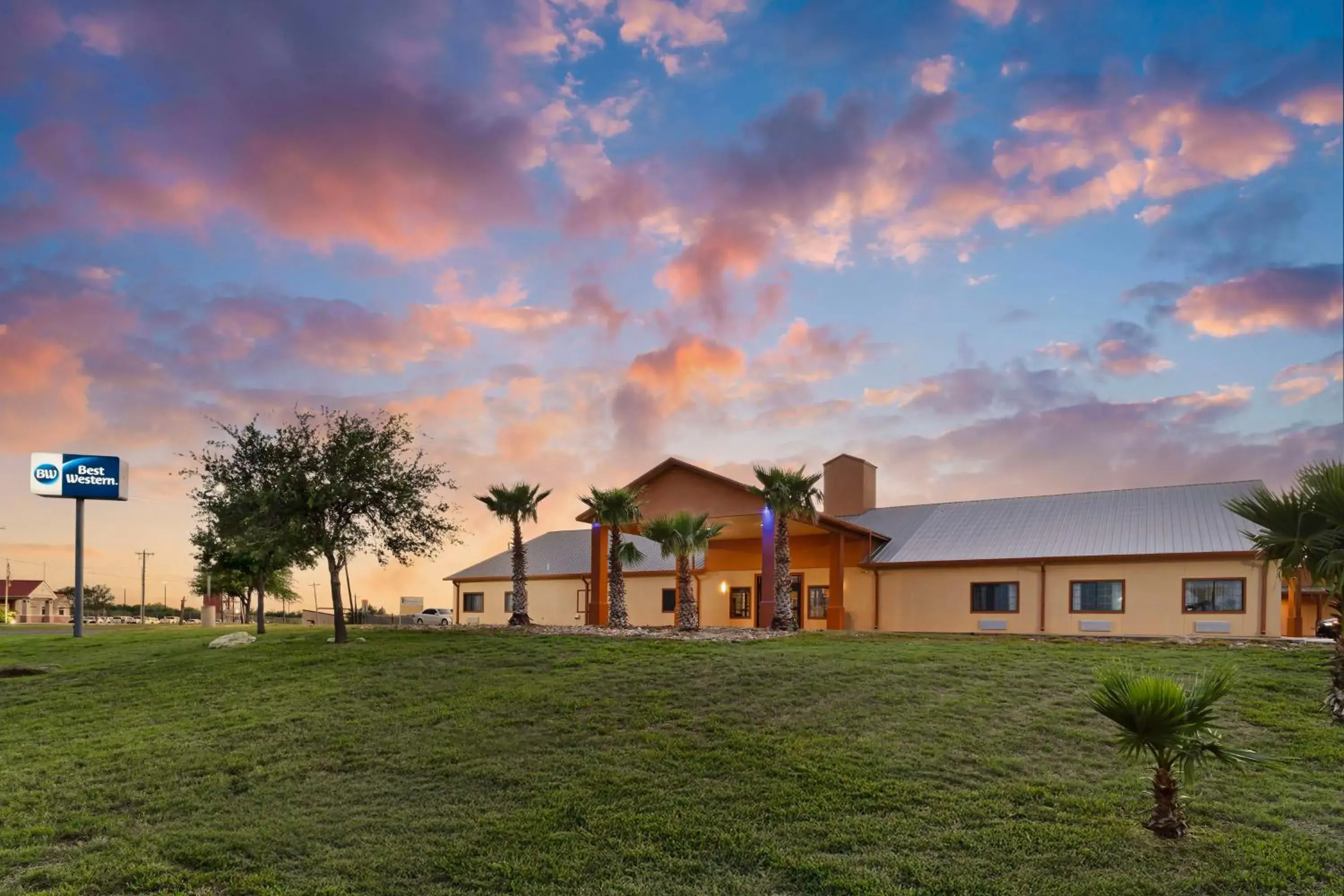 Property building in Best Western Hebbronville Inn Property building in Best Western Hebbronville Inn