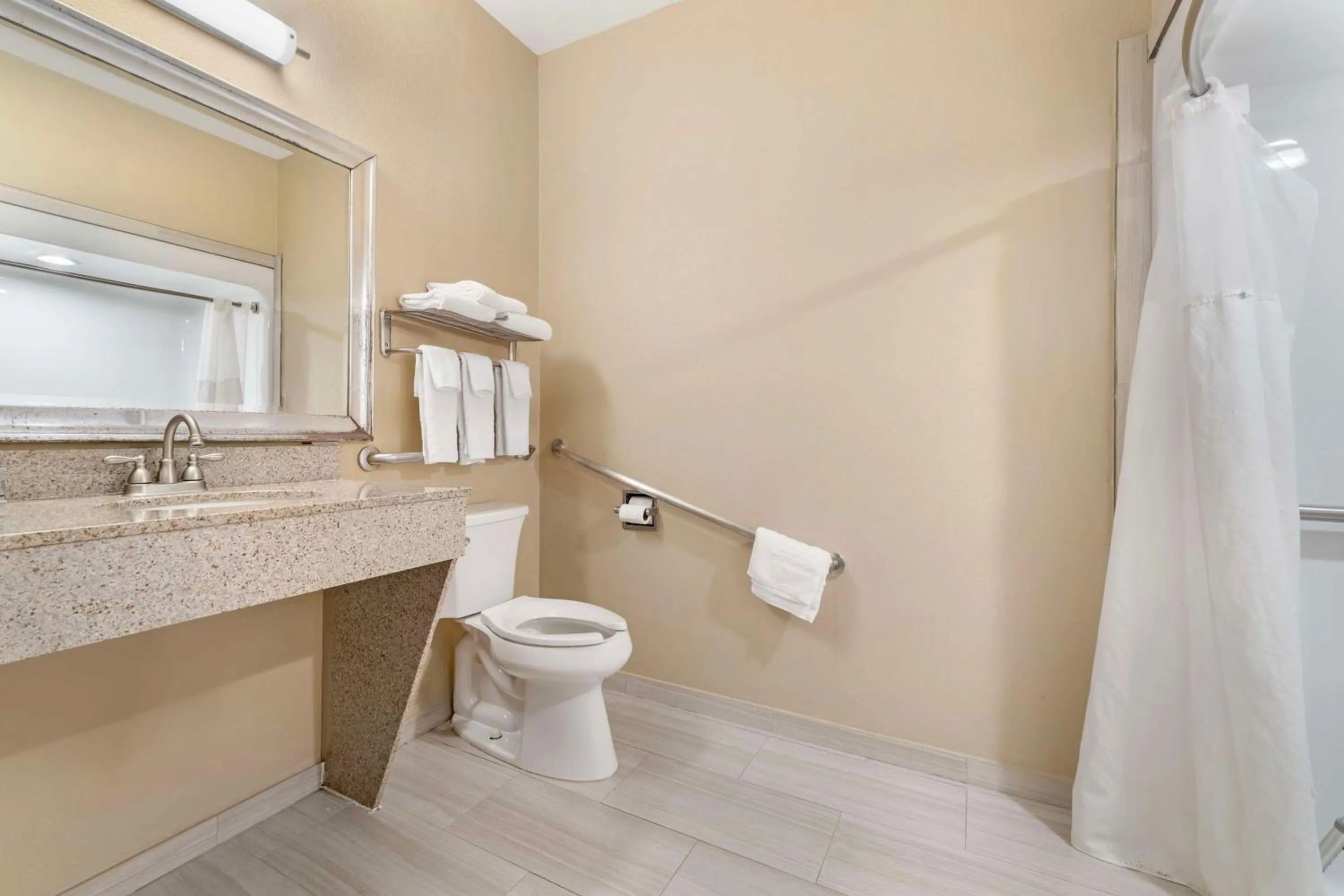 Bathroom in Best Western Hebbronville Inn