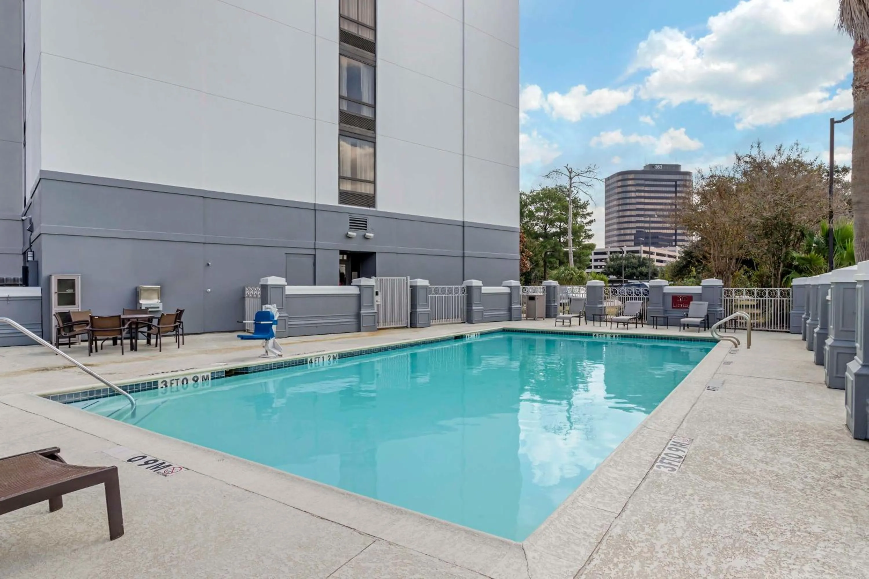 Swimming pool in Hyatt Place Houston-North