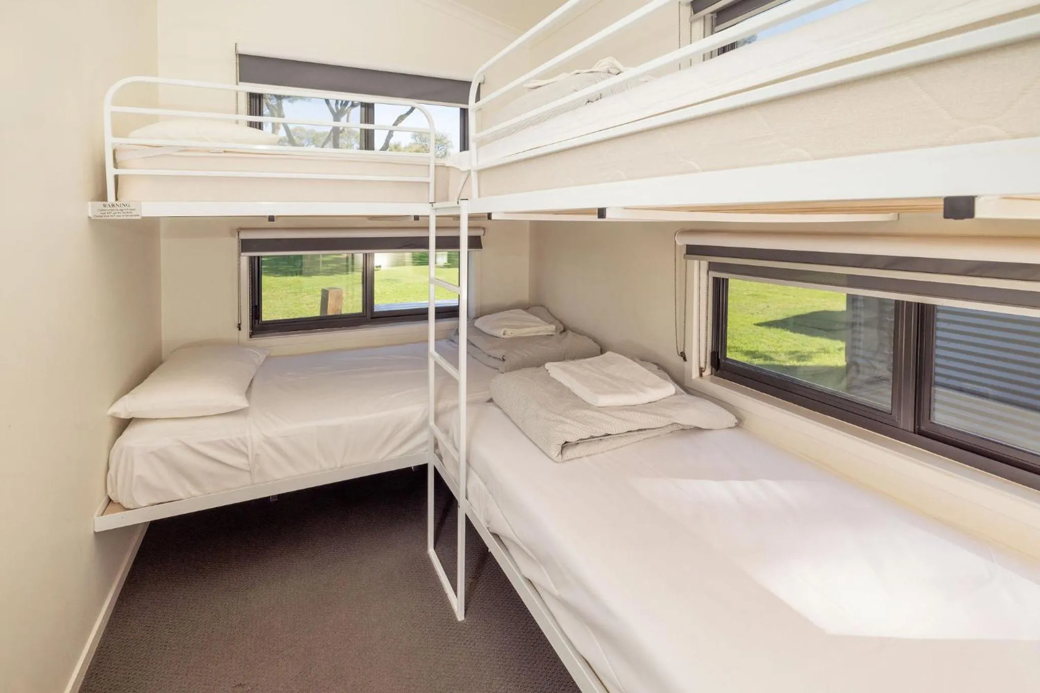 Photo of the whole room, Bed in Discovery Parks - Renmark Riverfront