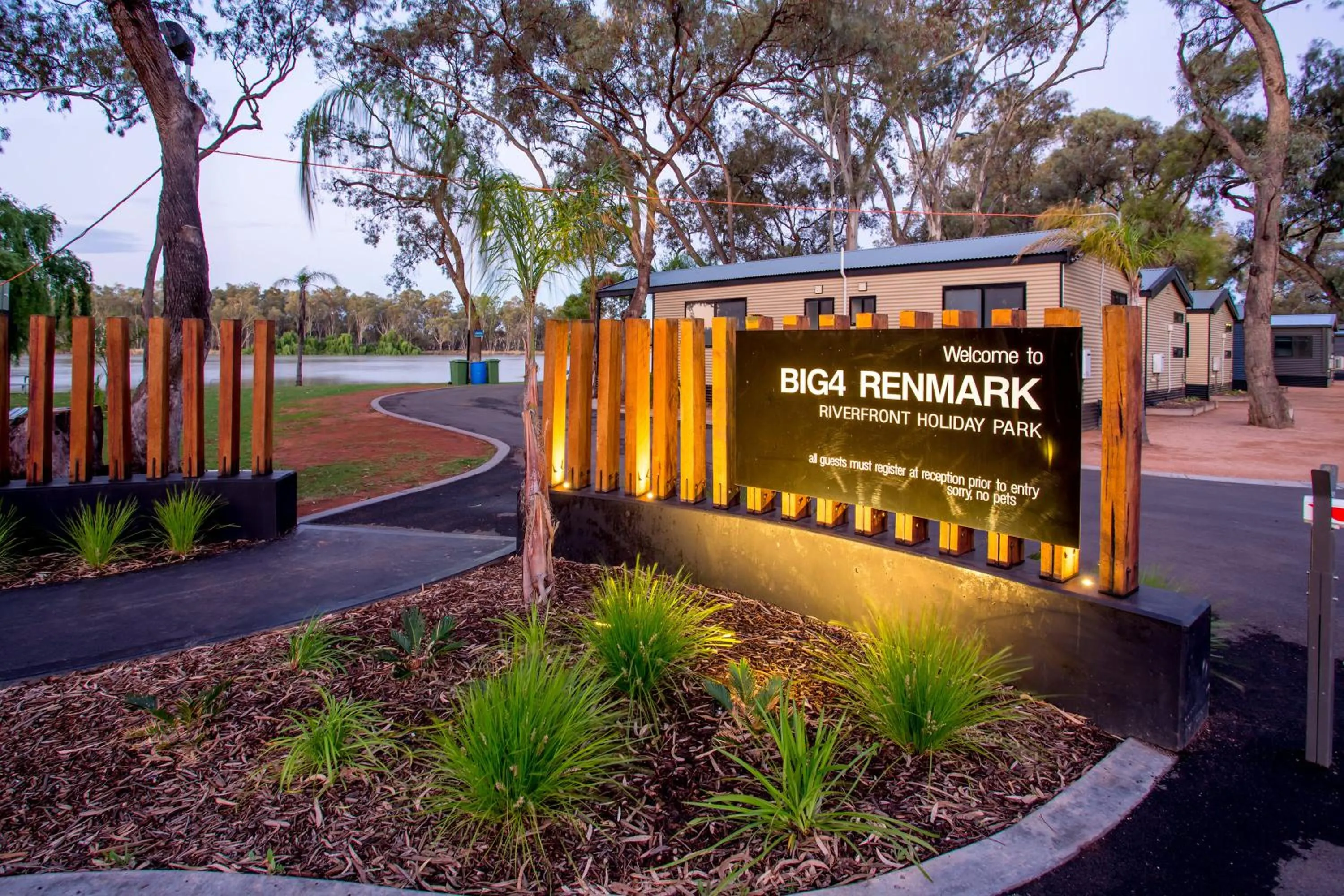Property logo or sign in Discovery Parks - Renmark Riverfront