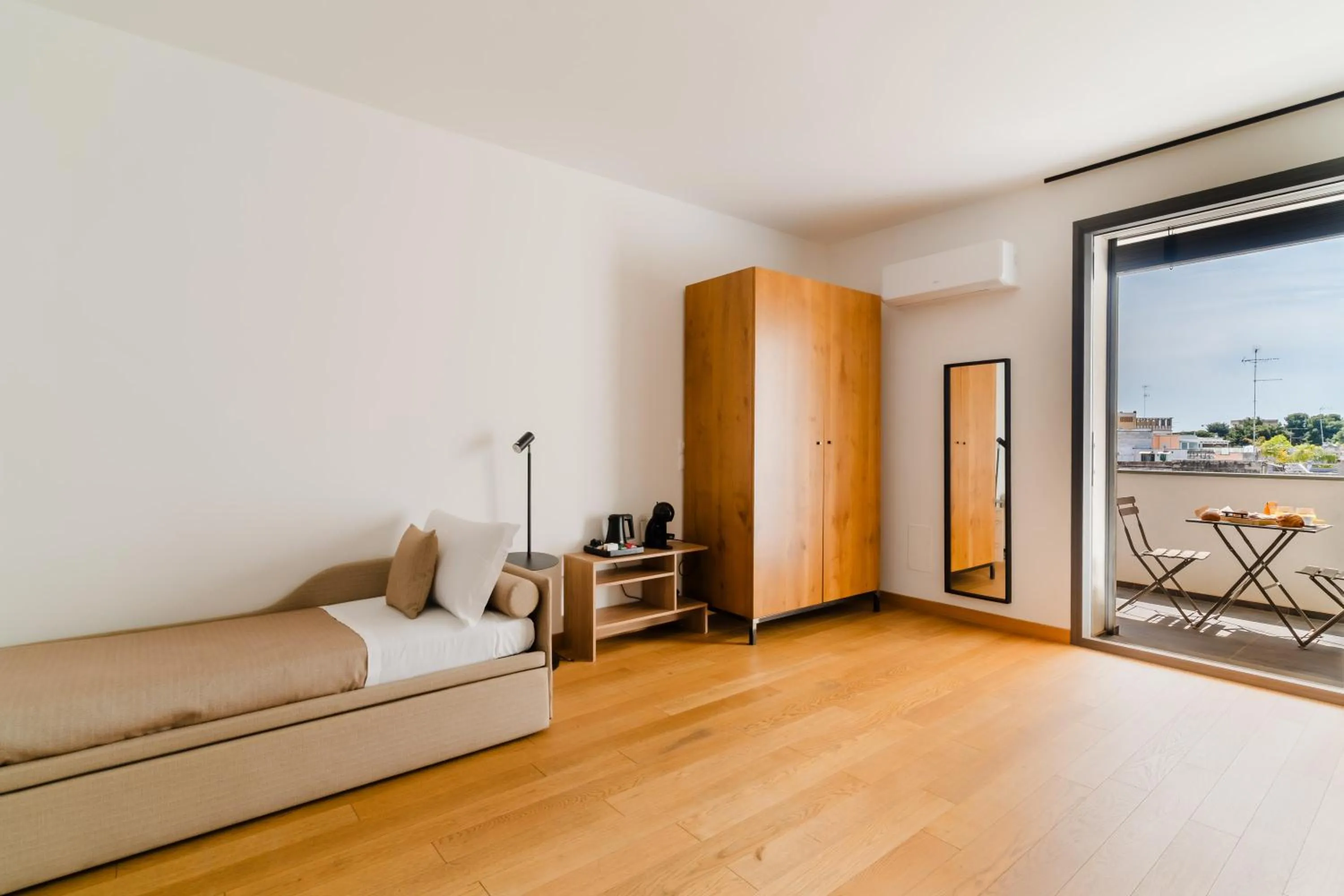 Bed in Glass House - Smart Rooms & Parking