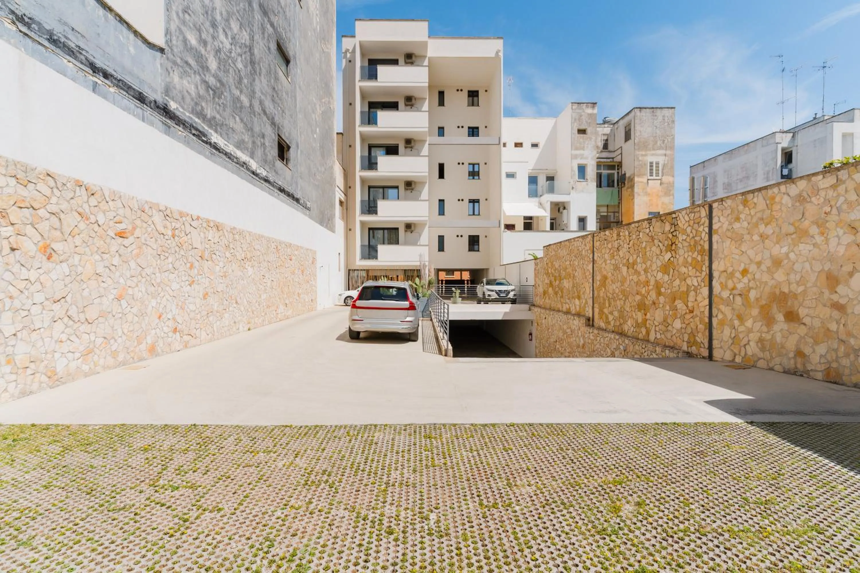 Parking in Glass House - Smart Rooms & Parking