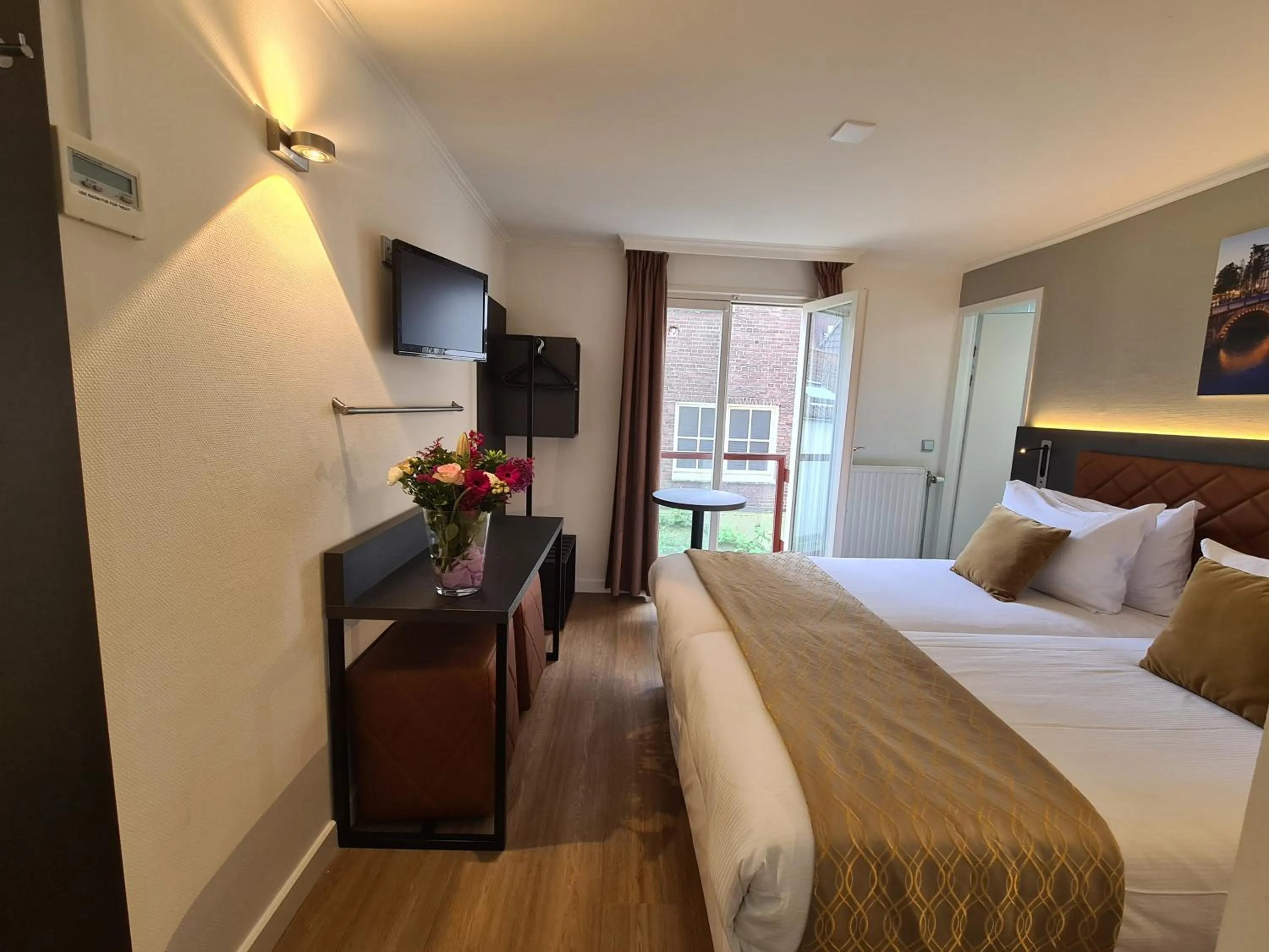 Bedroom, Bed in Avenue Hotel