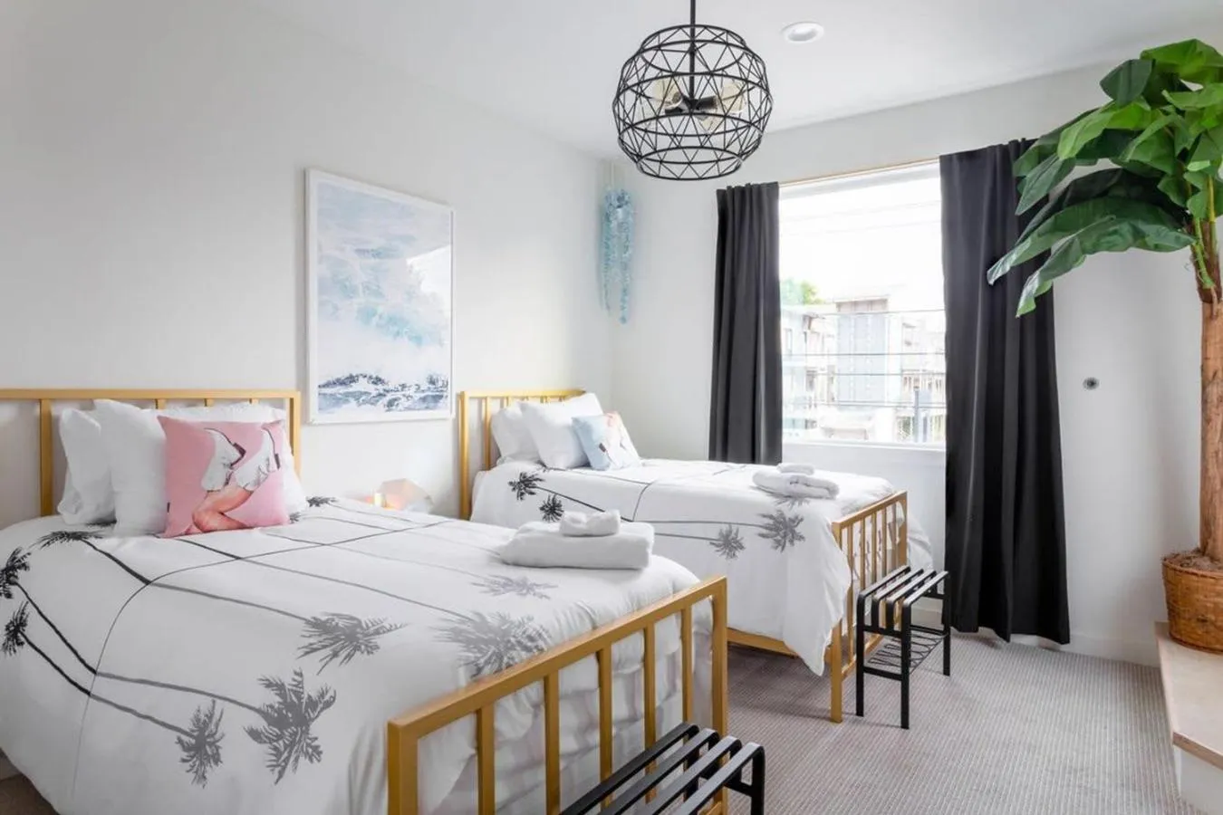 Bed in King Kasa 6BR Retreat - 6 walk min to Rainey St