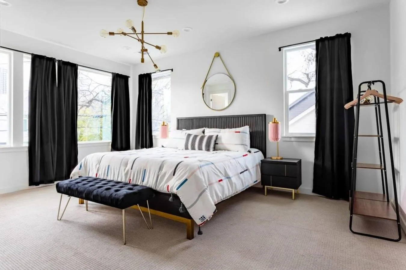 Bed in King Kasa 6BR Retreat - 6 walk min to Rainey St