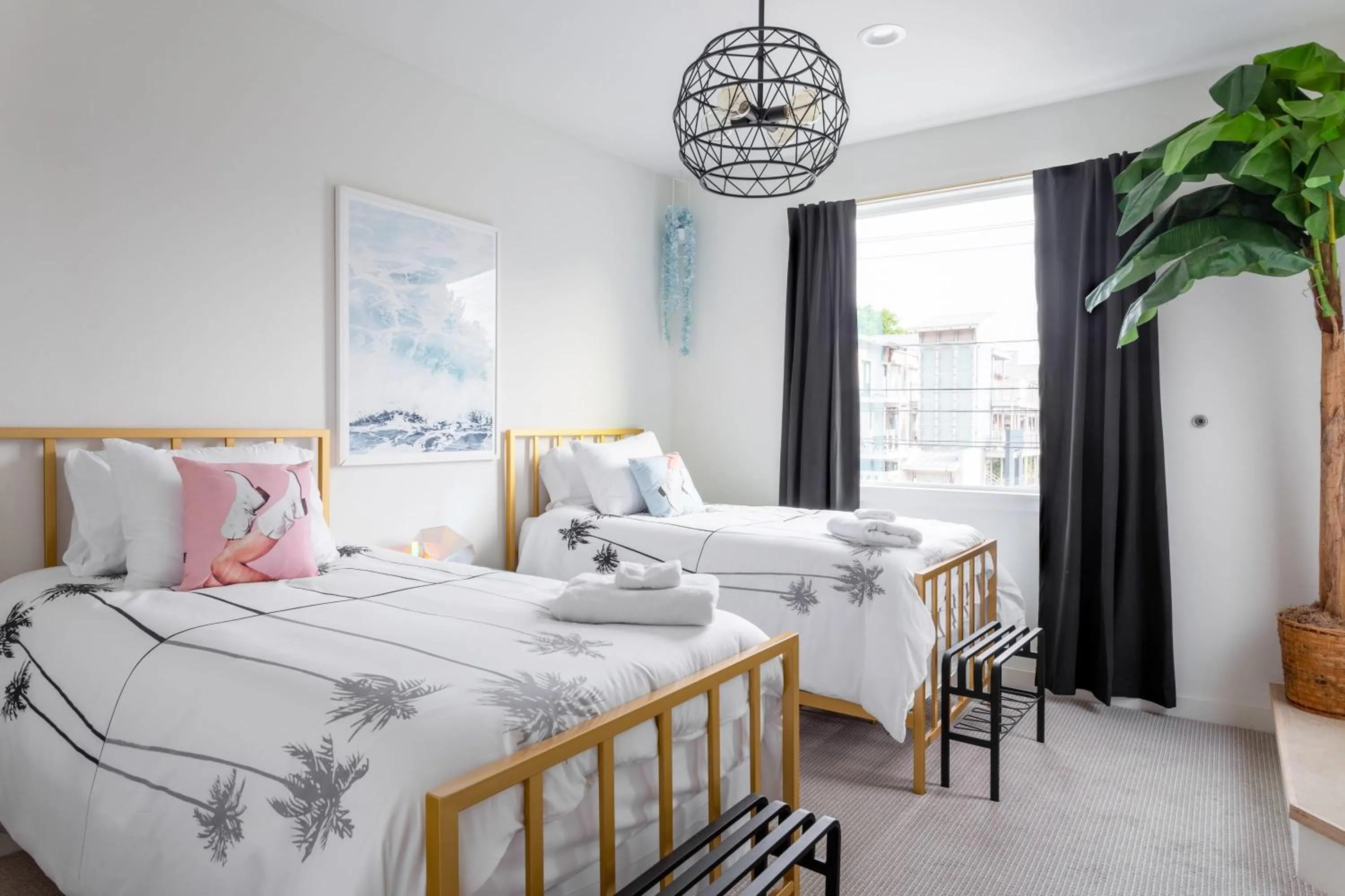 Bed in Insa Worthy Two-Home Retreat - Fire Pit, Hot Tub