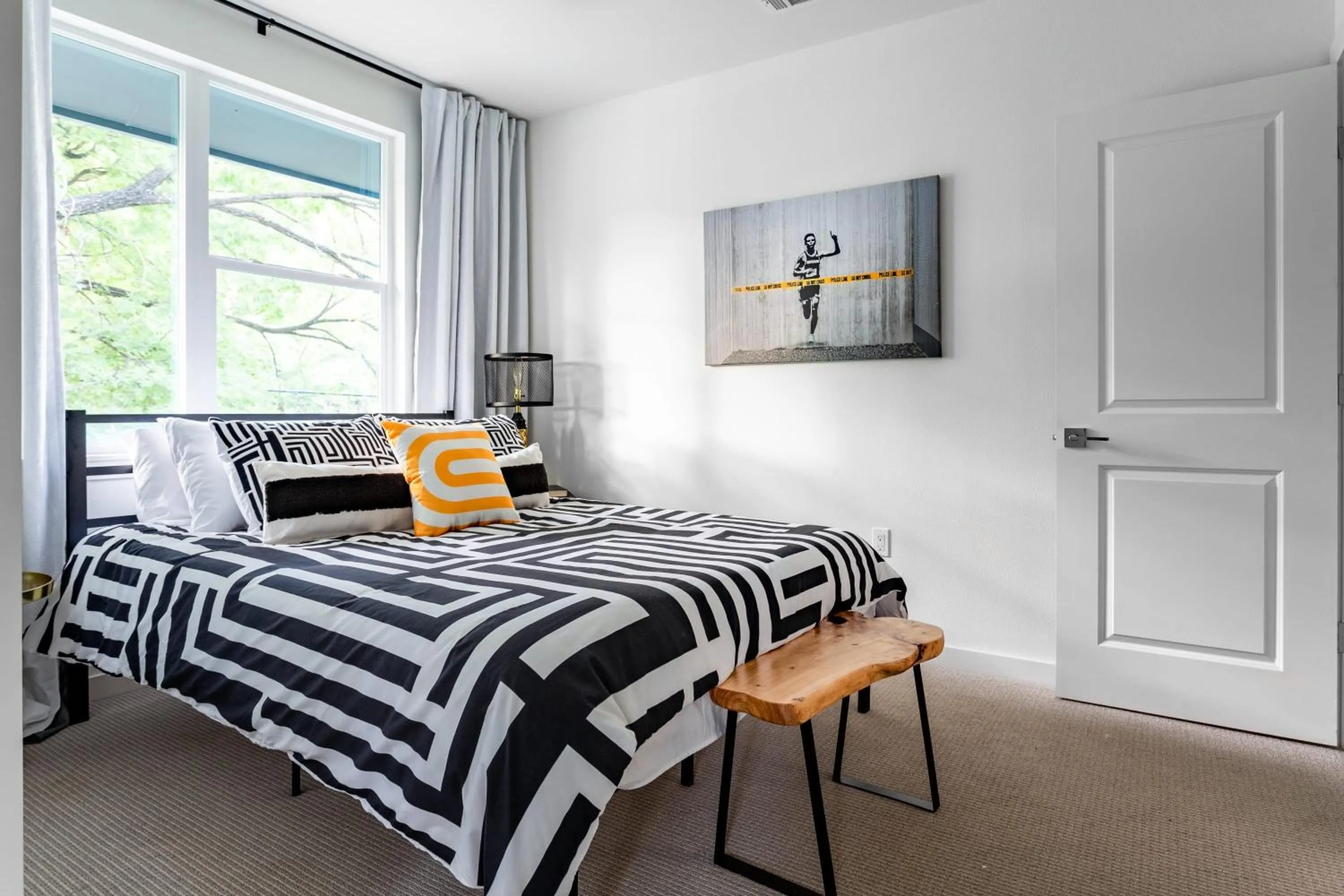 Bed in Insa Worthy Two-Home Retreat - Fire Pit, Hot Tub