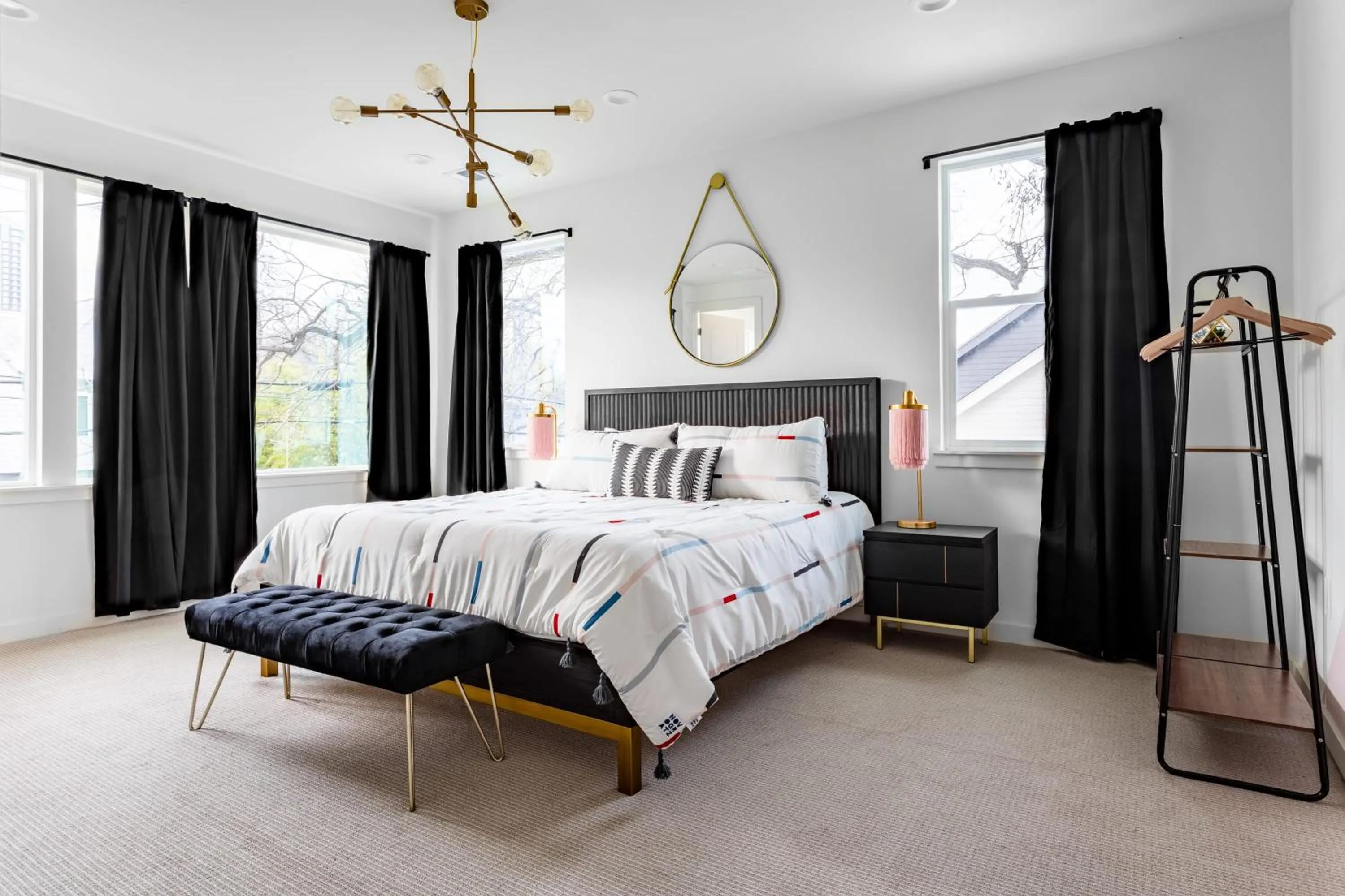 Bed in Insa Worthy Two-Home Retreat - Fire Pit, Hot Tub