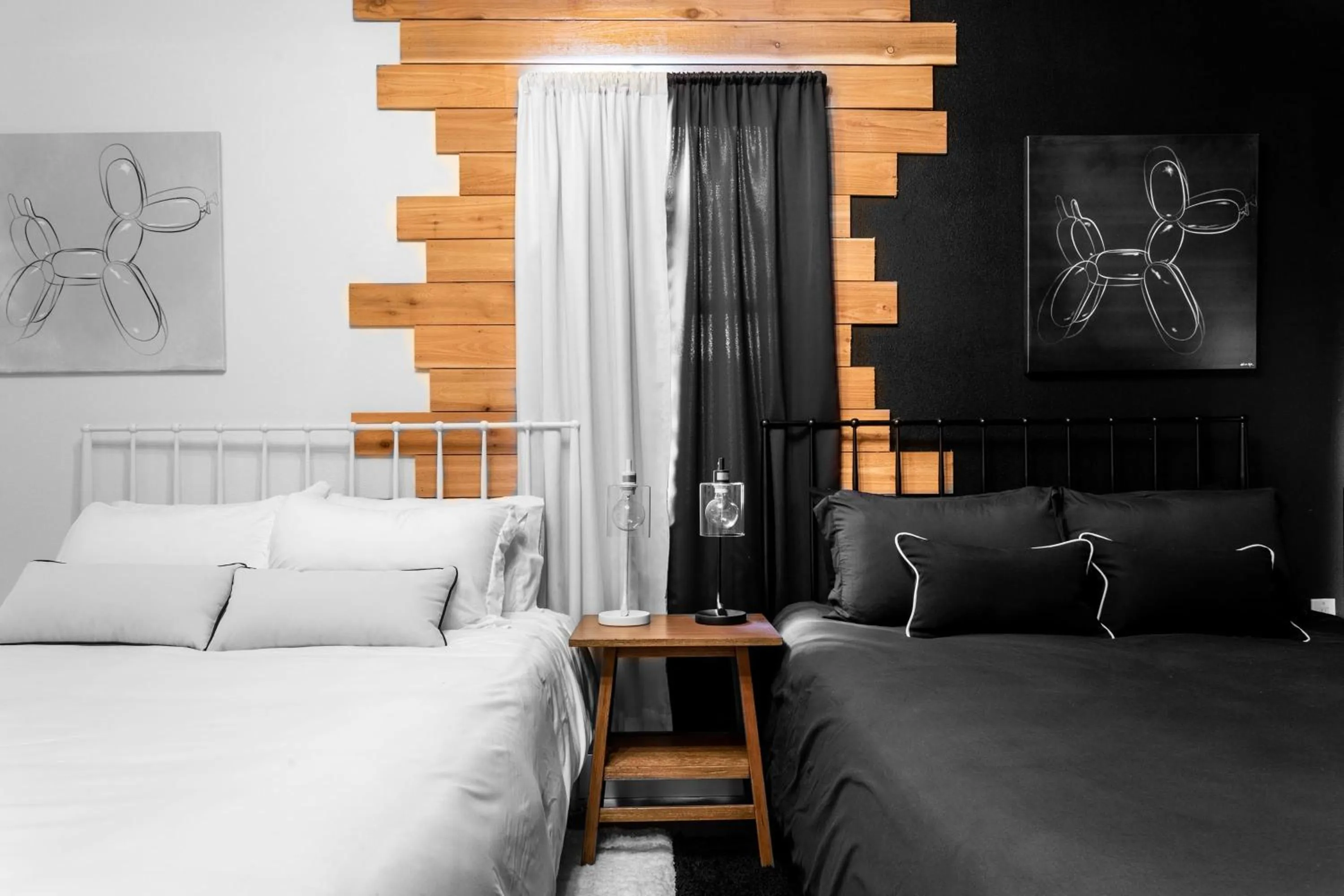 Bed in Insa Worthy Two-Home Retreat - Fire Pit, Hot Tub