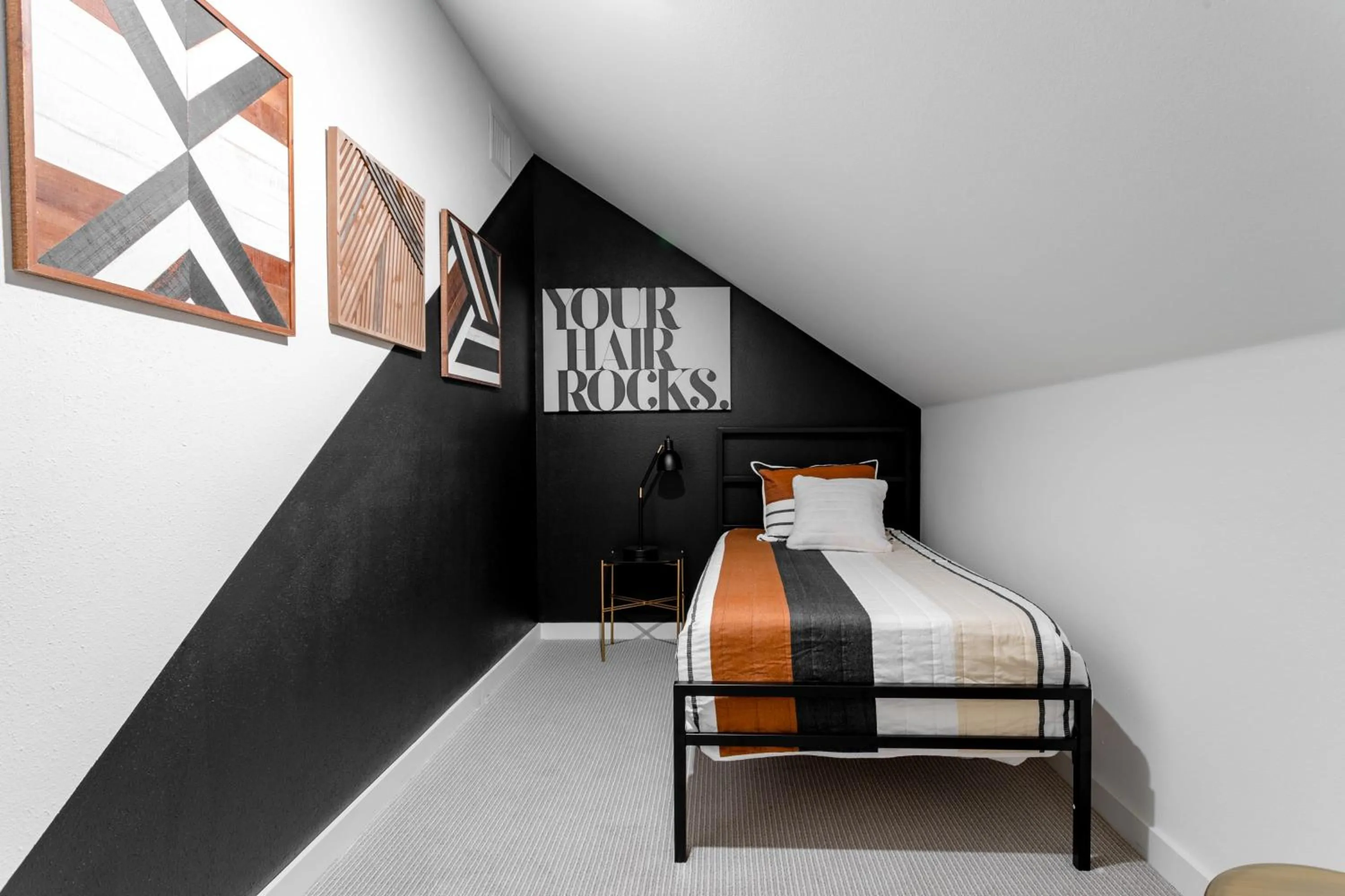 Bed in Insa Worthy Two-Home Retreat - Fire Pit, Hot Tub