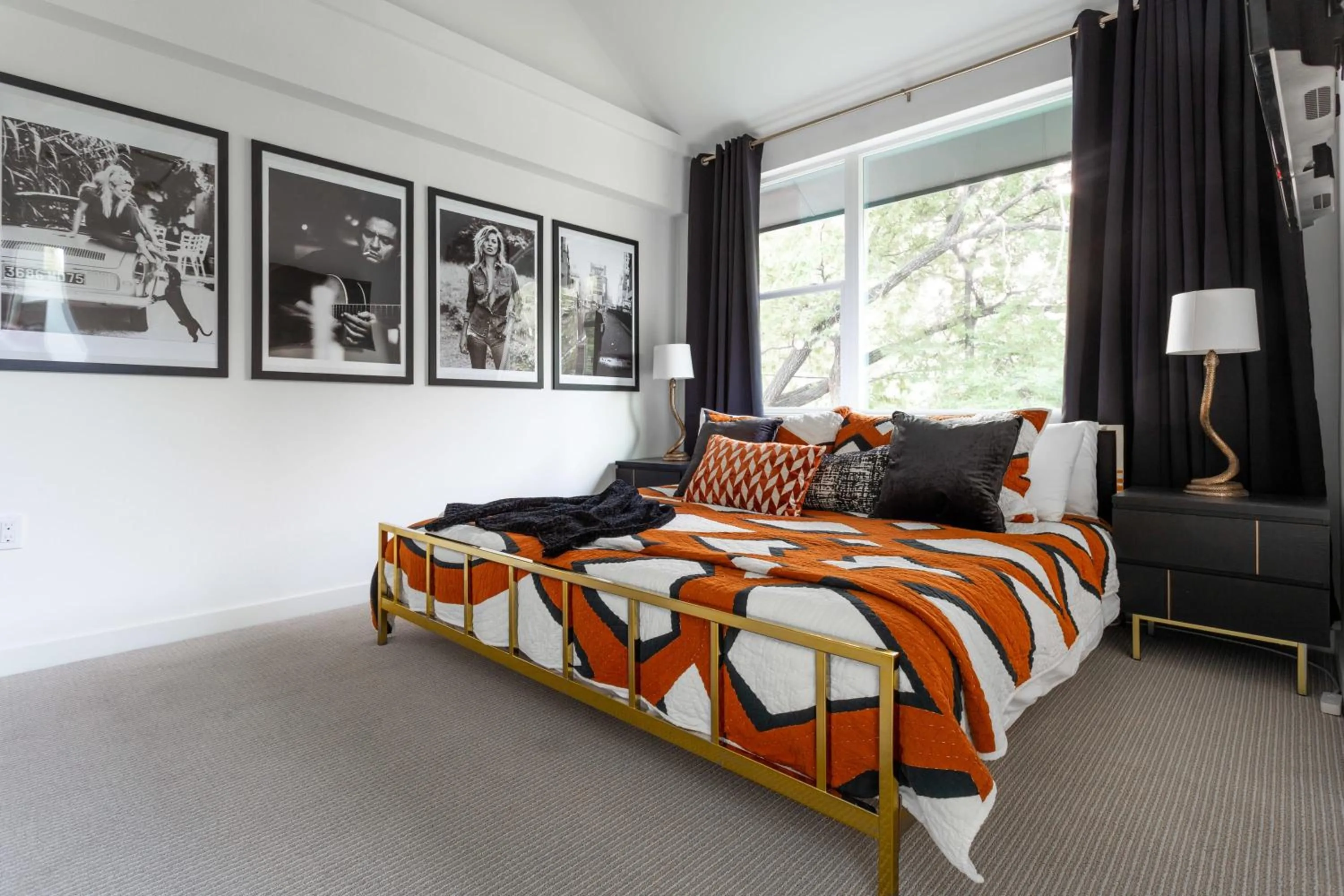 Bed in Insa Worthy Two-Home Retreat - Fire Pit, Hot Tub