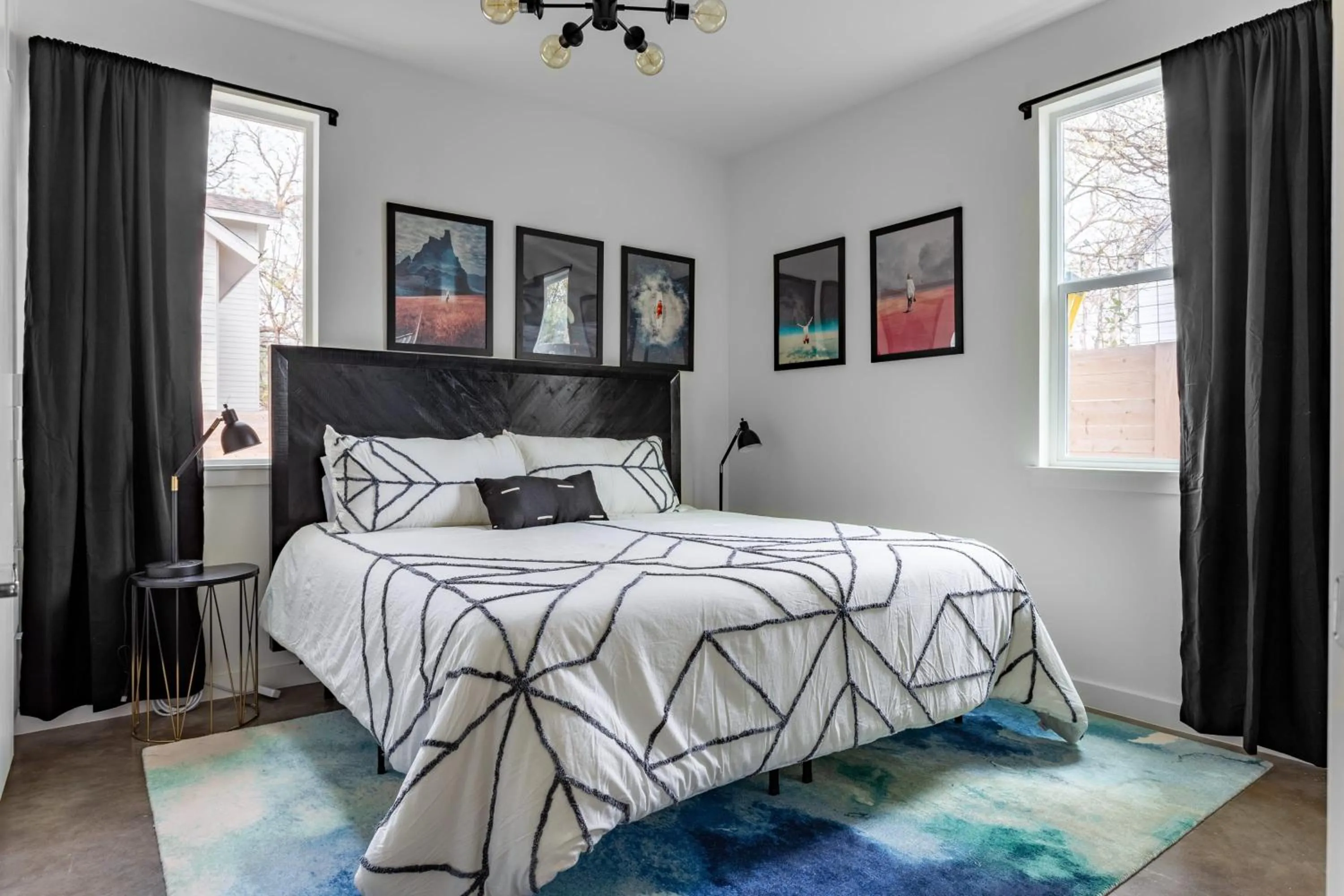 Bed in Insa Worthy Two-Home Retreat - Fire Pit, Hot Tub