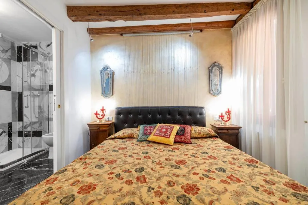 Photo of the whole room, Bed in Ca' Mandorla 027042loc09523