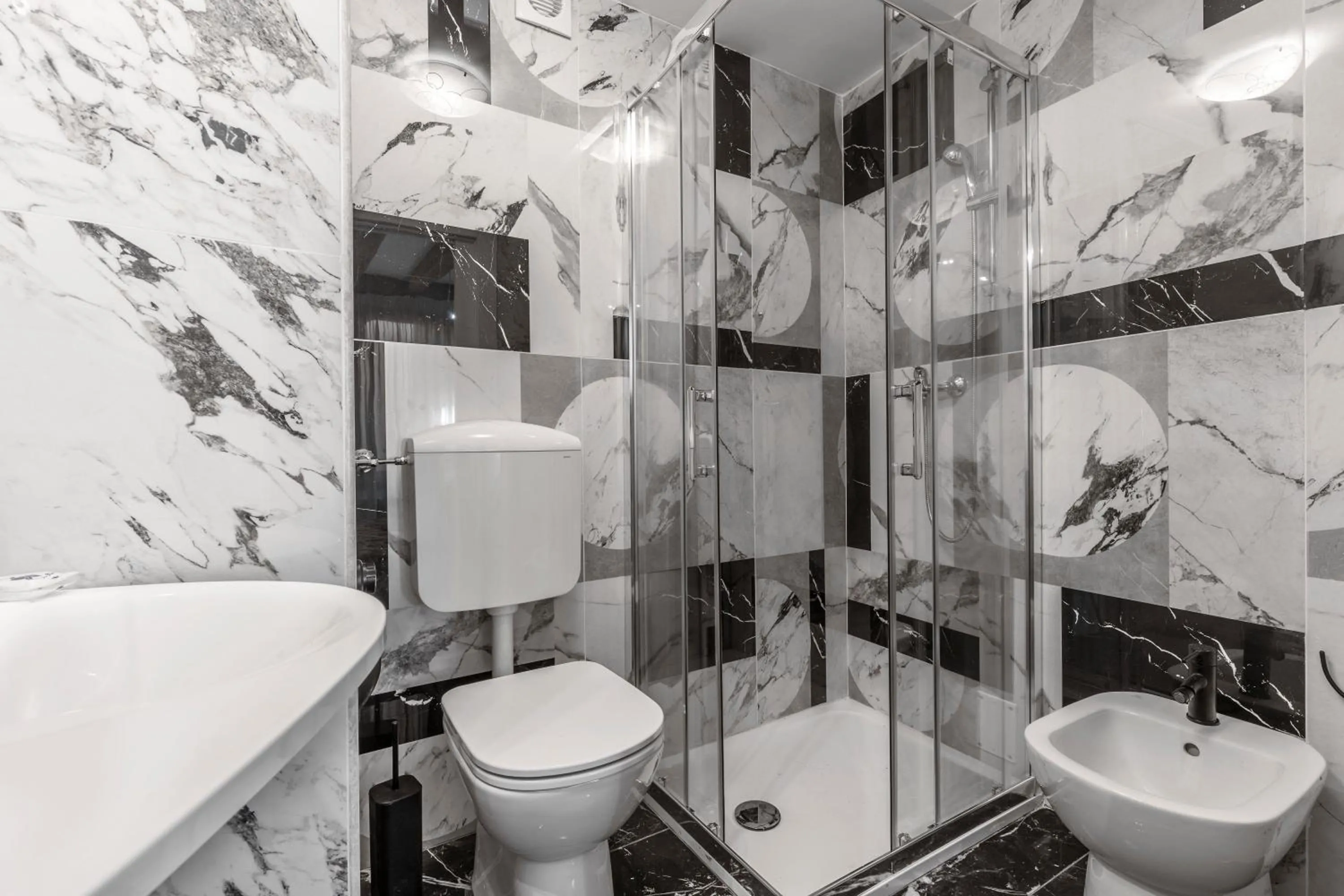 Shower in Ca' Mandorla 027042loc09523