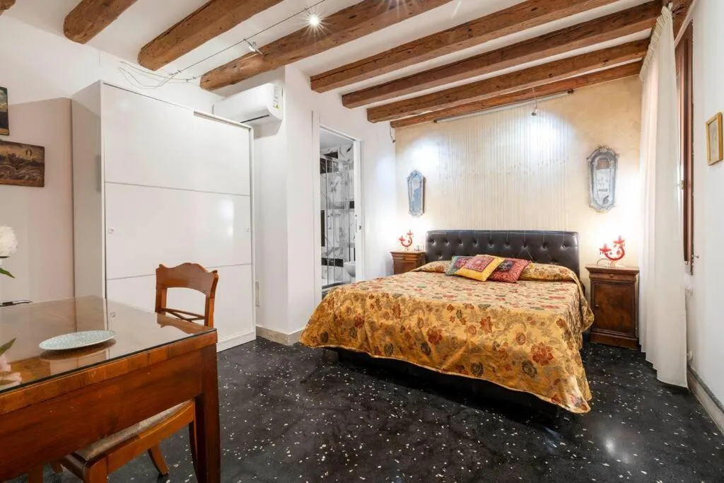 Photo of the whole room, Bed in Ca' Mandorla 027042loc09523