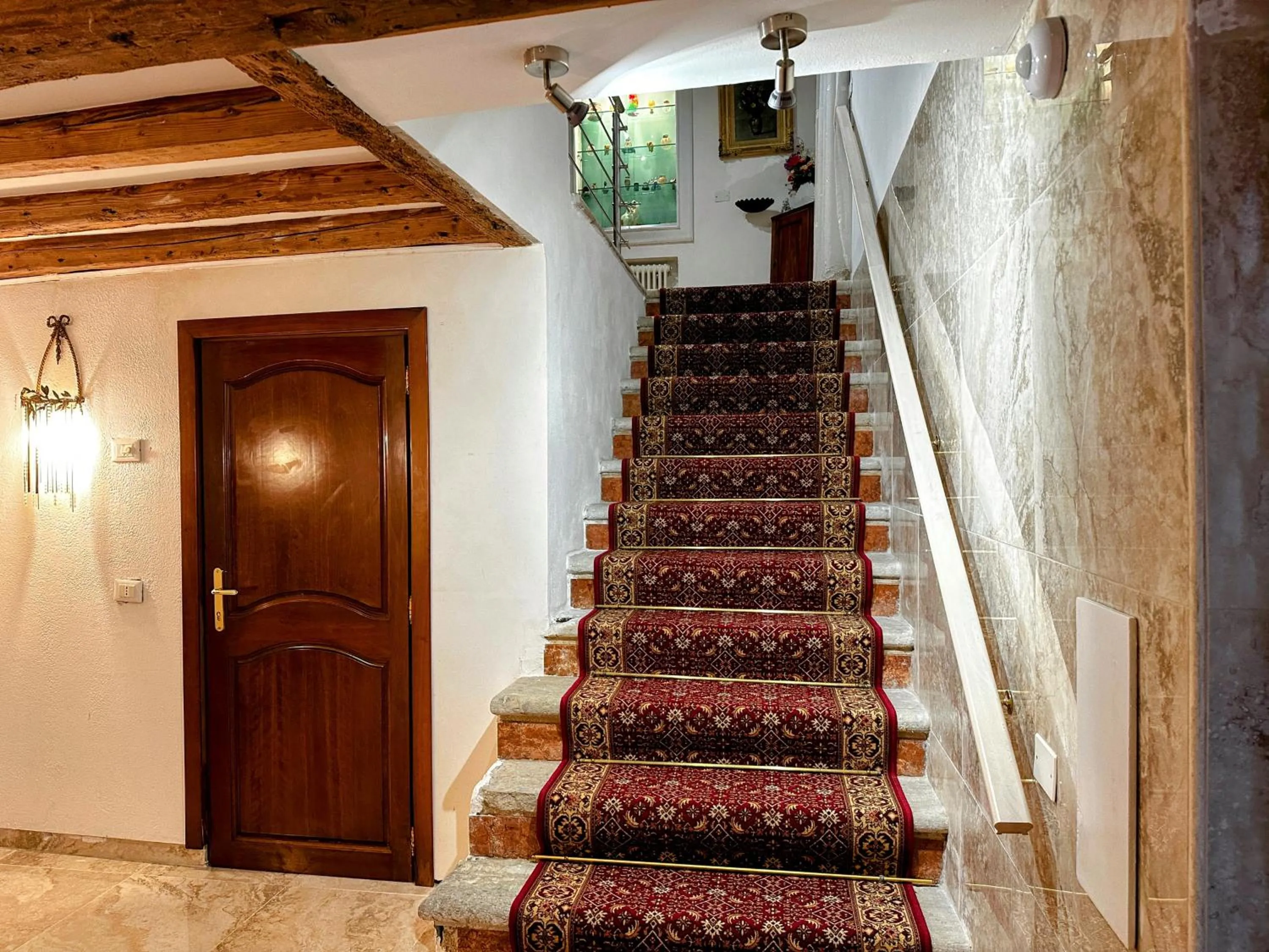 Facade/entrance in Ca' Mandorla 027042loc09523