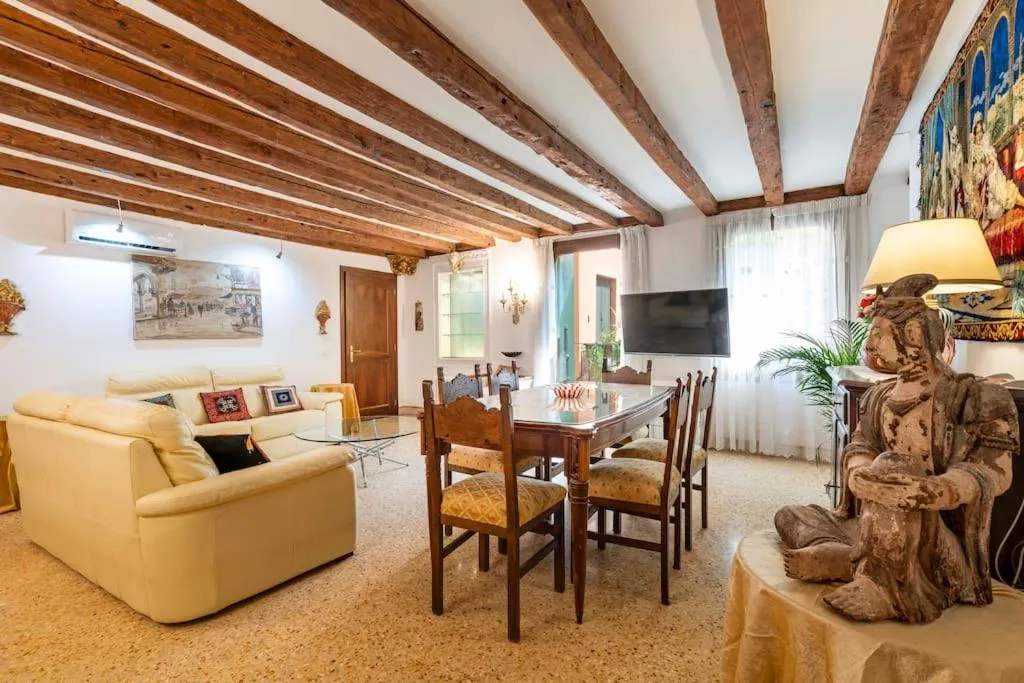 Communal lounge/ TV room in Ca' Mandorla 027042loc09523