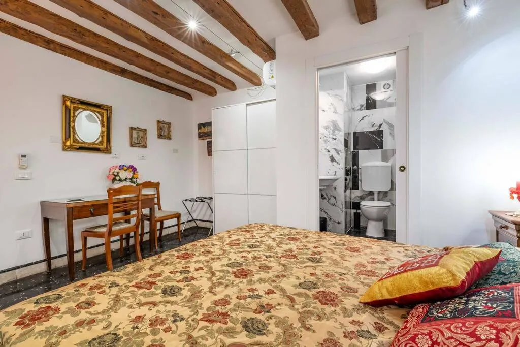 Bed in Ca' Mandorla 027042loc09523