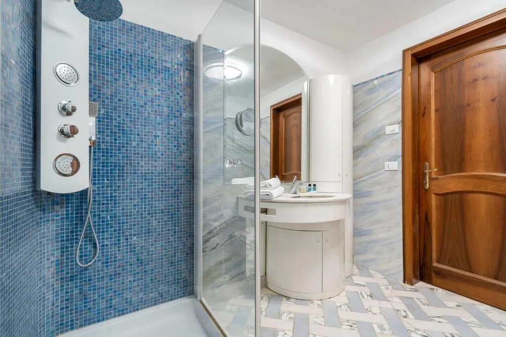 Shower in Ca' Mandorla 027042loc09523