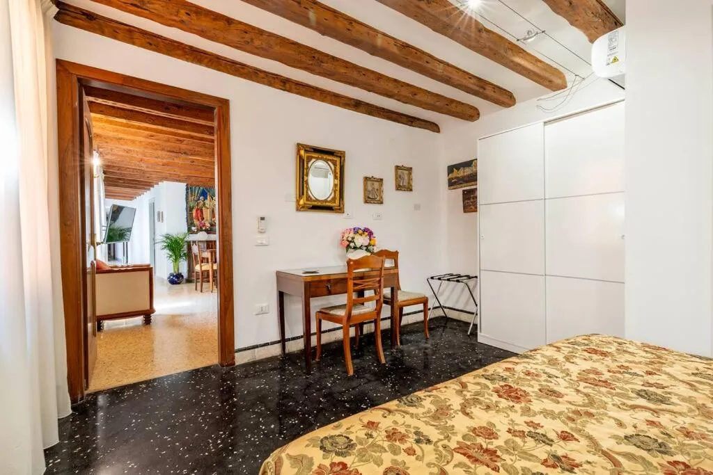 Photo of the whole room, Bed in Ca' Mandorla 027042loc09523