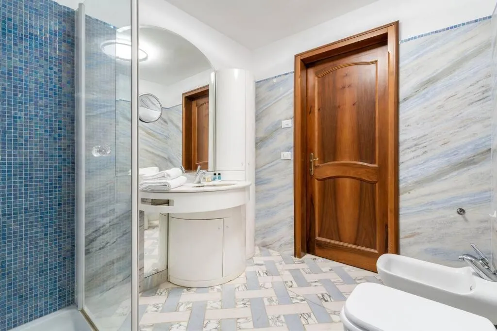 Shower in Ca' Mandorla 027042loc09523