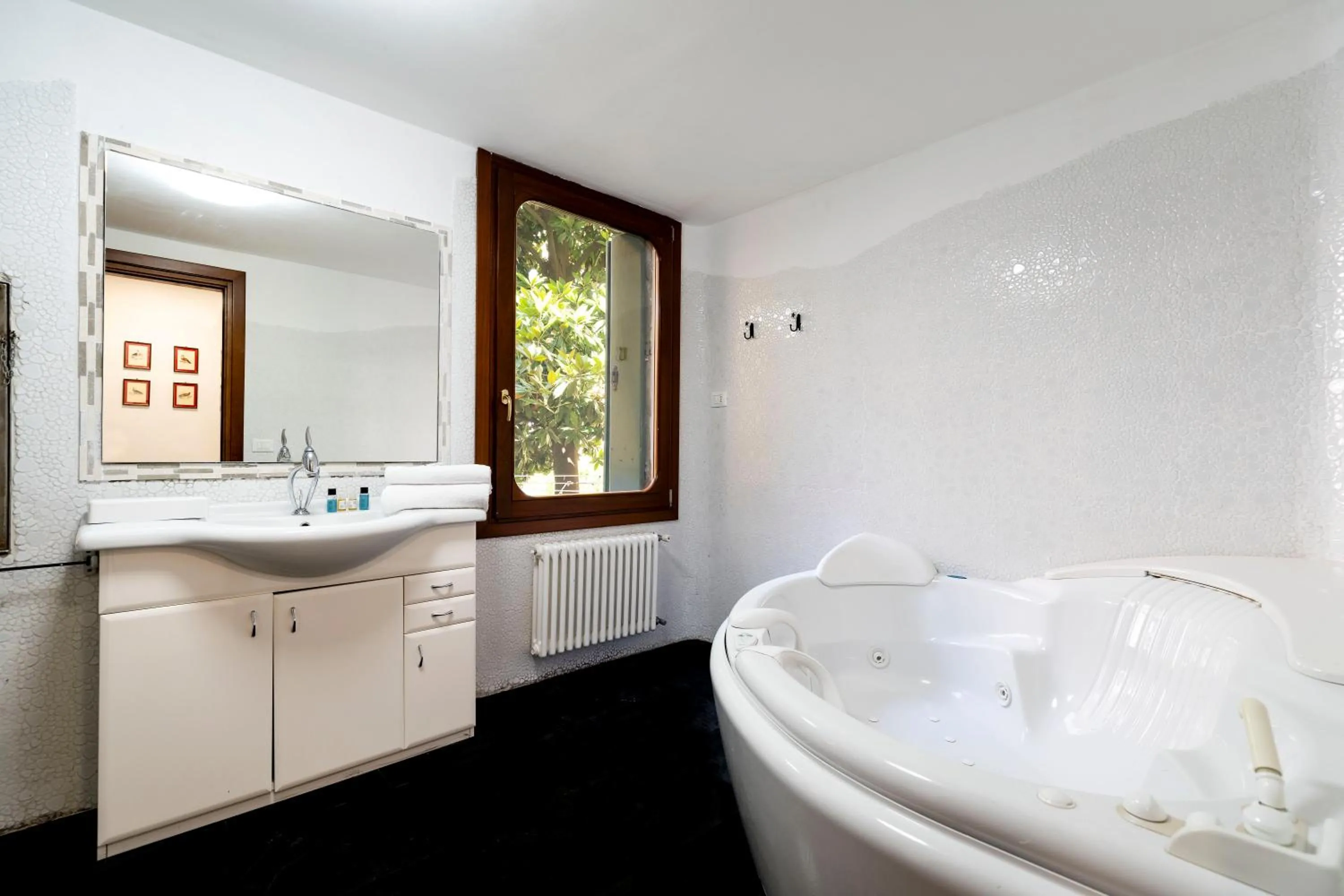 Bathroom in Ca' Mandorla 027042loc09523