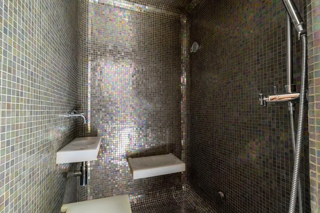 Shower in Ca' Mandorla 027042loc09523