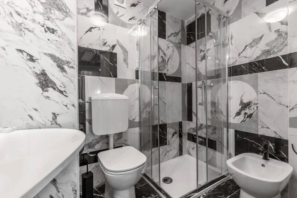 Shower in Ca' Mandorla 027042loc09523