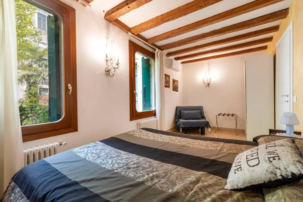 Photo of the whole room, Bed in Ca' Mandorla 027042loc09523