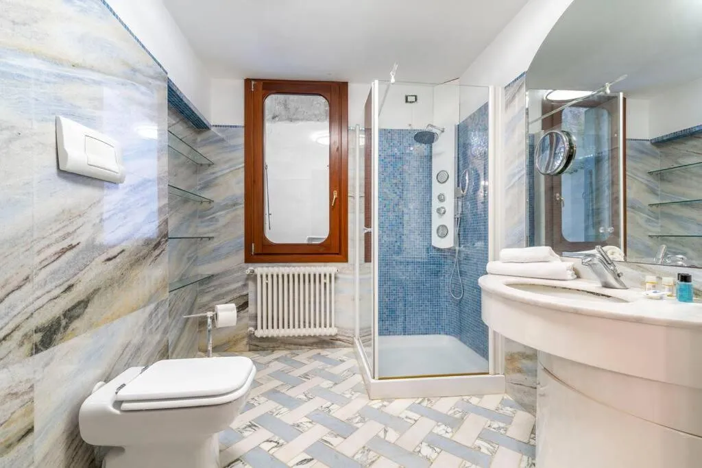 Shower in Ca' Mandorla 027042loc09523