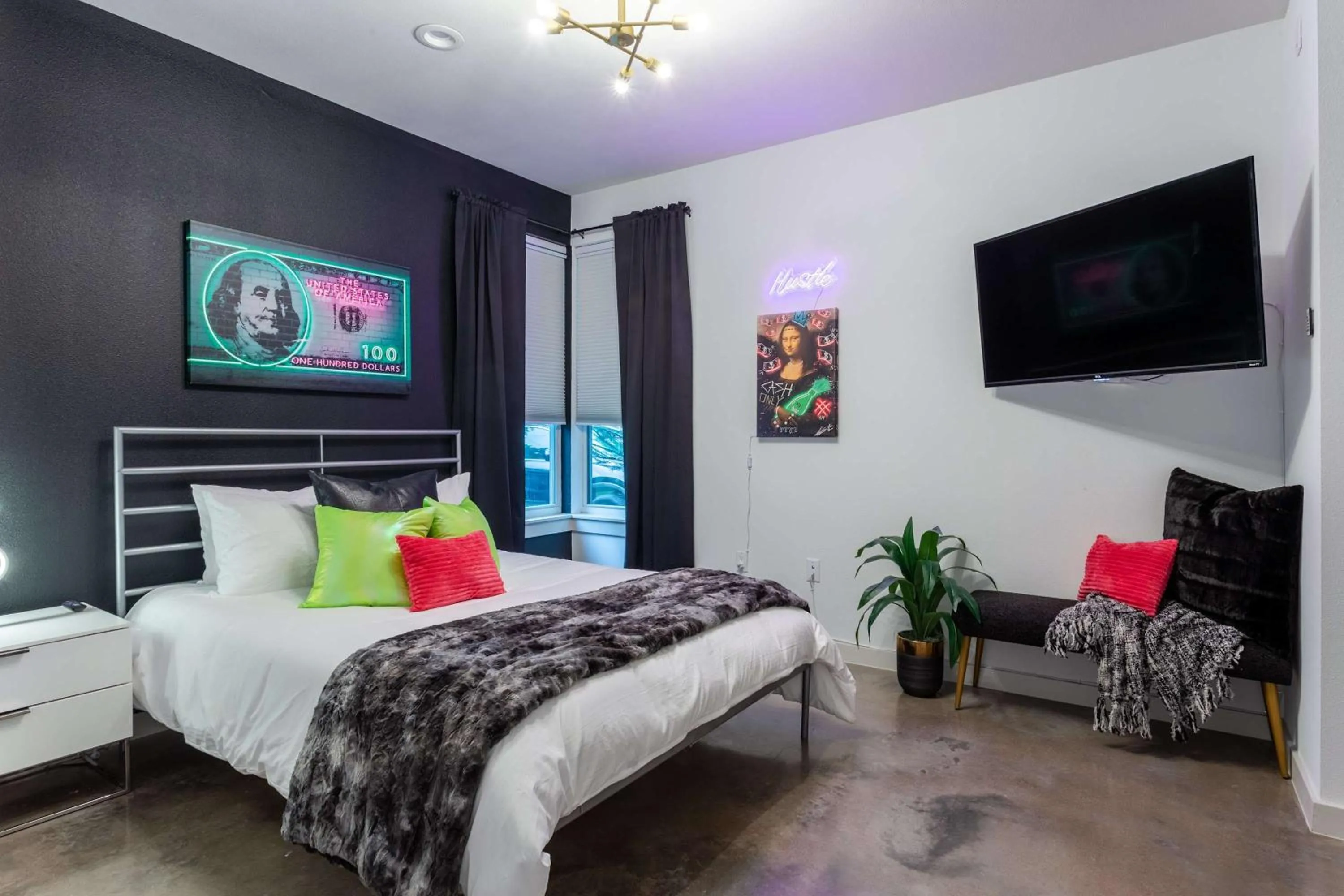 Bed in Upstay Luxe Pool Retreat - 7 Min to Rainey St