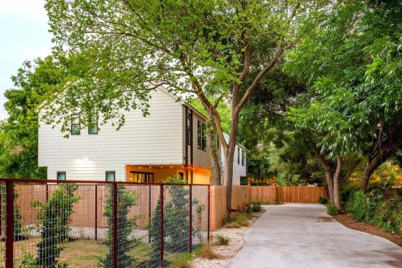 Property building in Massive 10BR Compound - 6 Min to Downtown Austin