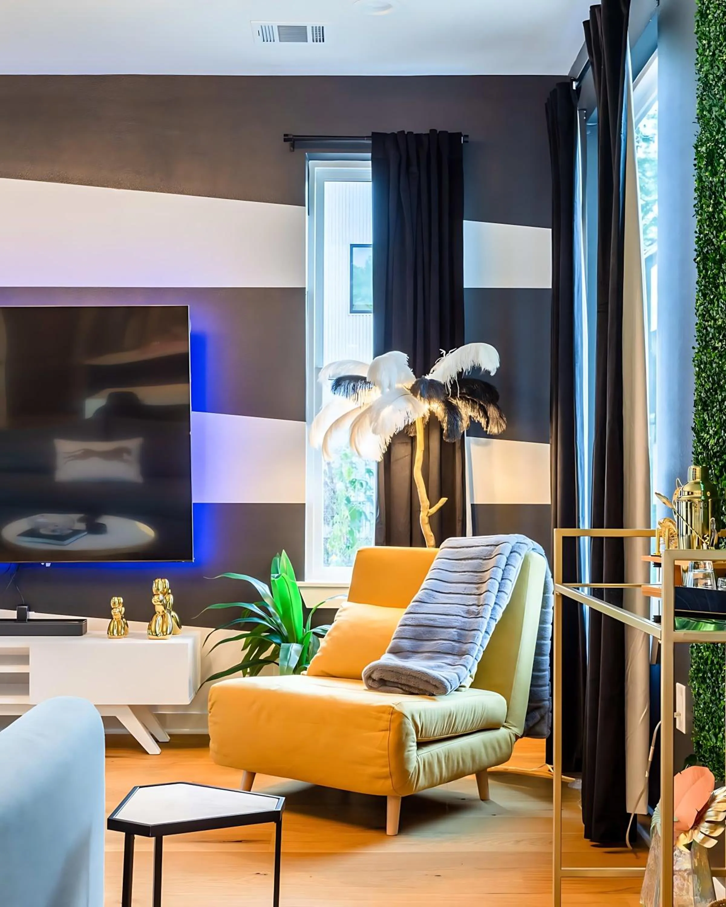 TV and multimedia in Massive 10BR Compound - 6 Min to Downtown Austin