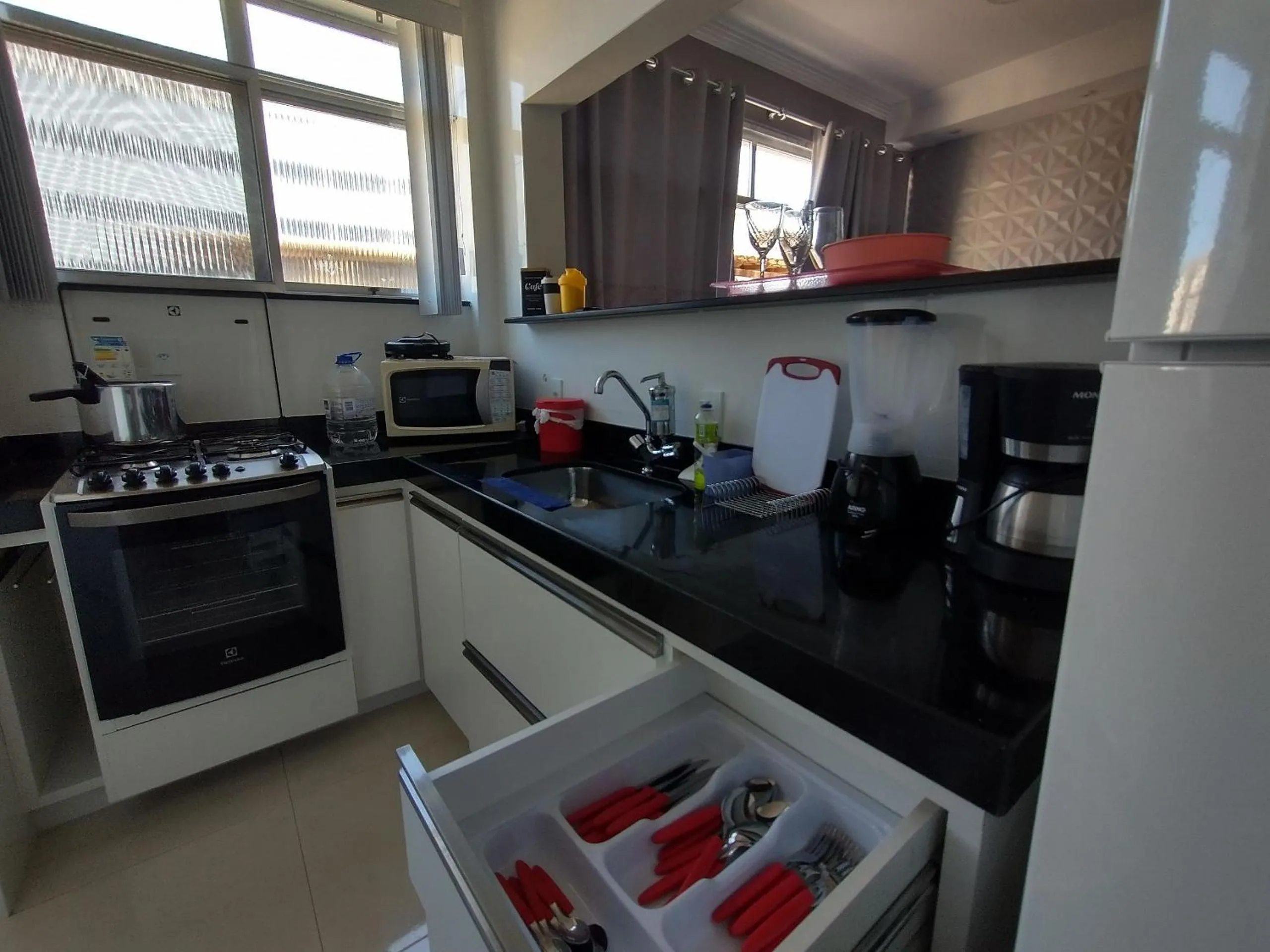 Kitchen or kitchenette in FORT BEACH, Conheça CABO FRIO em 3 dias a pé e carro no estacionamento