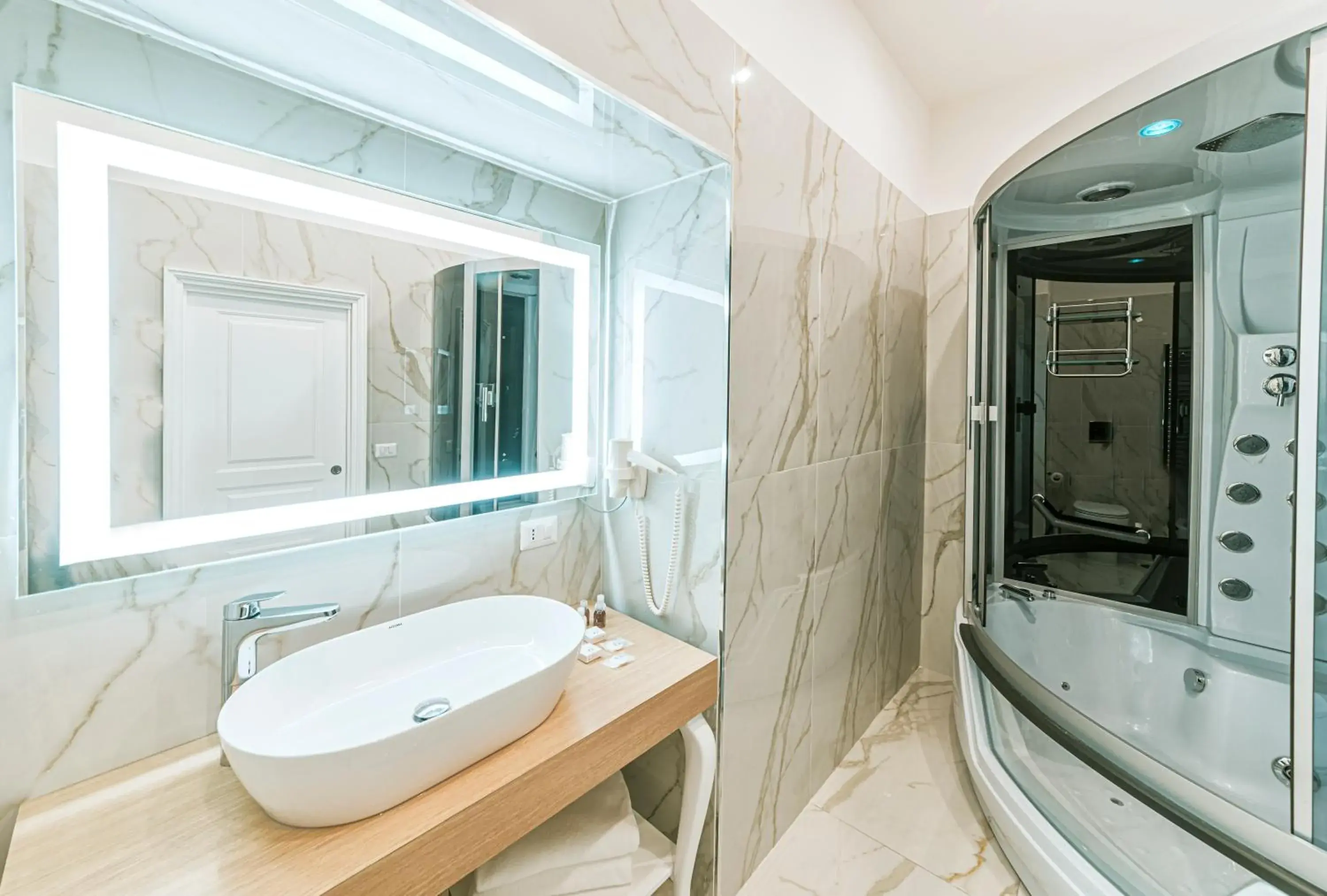 Deluxe Double Room with Bath in Gentile Suite & Spa Vomero Deluxe Double Room with Bath in Gentile Suite & Spa Vomero