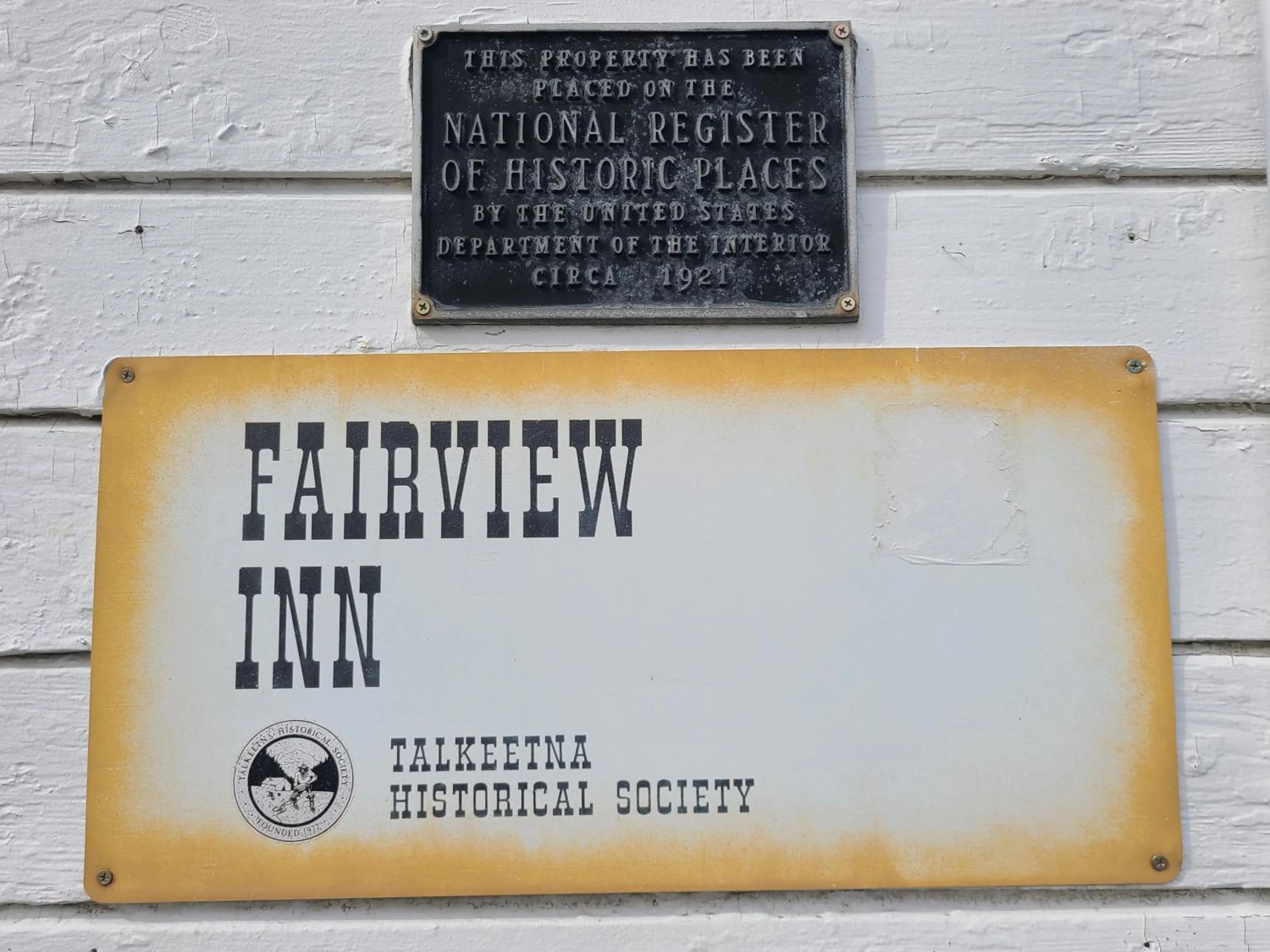 Logo/Certificate/Sign in The Fairview Inn
