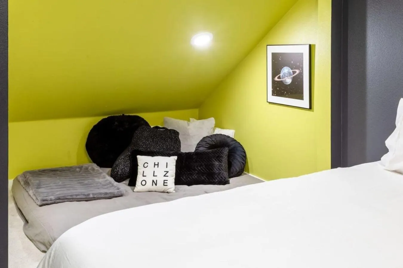 Bed in Eastside House Supreme Downtown 6 Min Drive