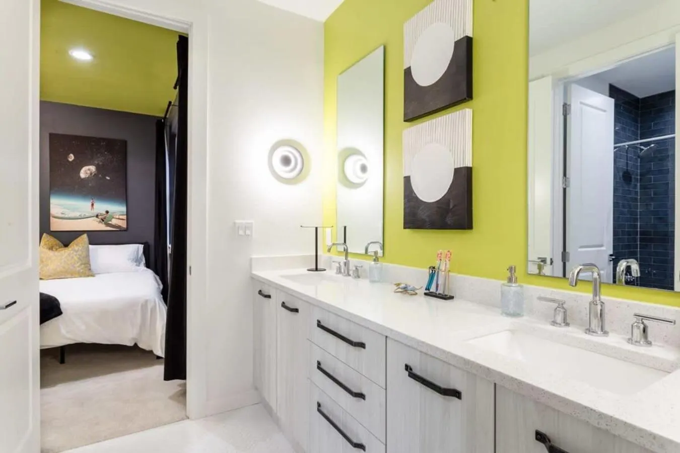 Bathroom, Bed in Eastside House Supreme Downtown 6 Min Drive