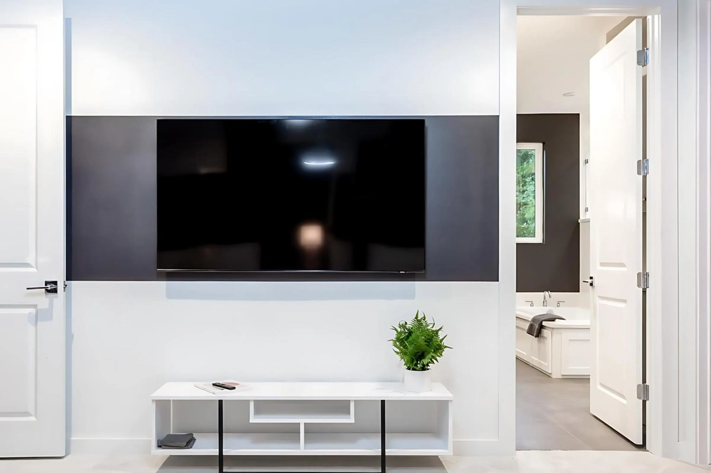 TV and multimedia in Eastside House Supreme Downtown 6 Min Drive